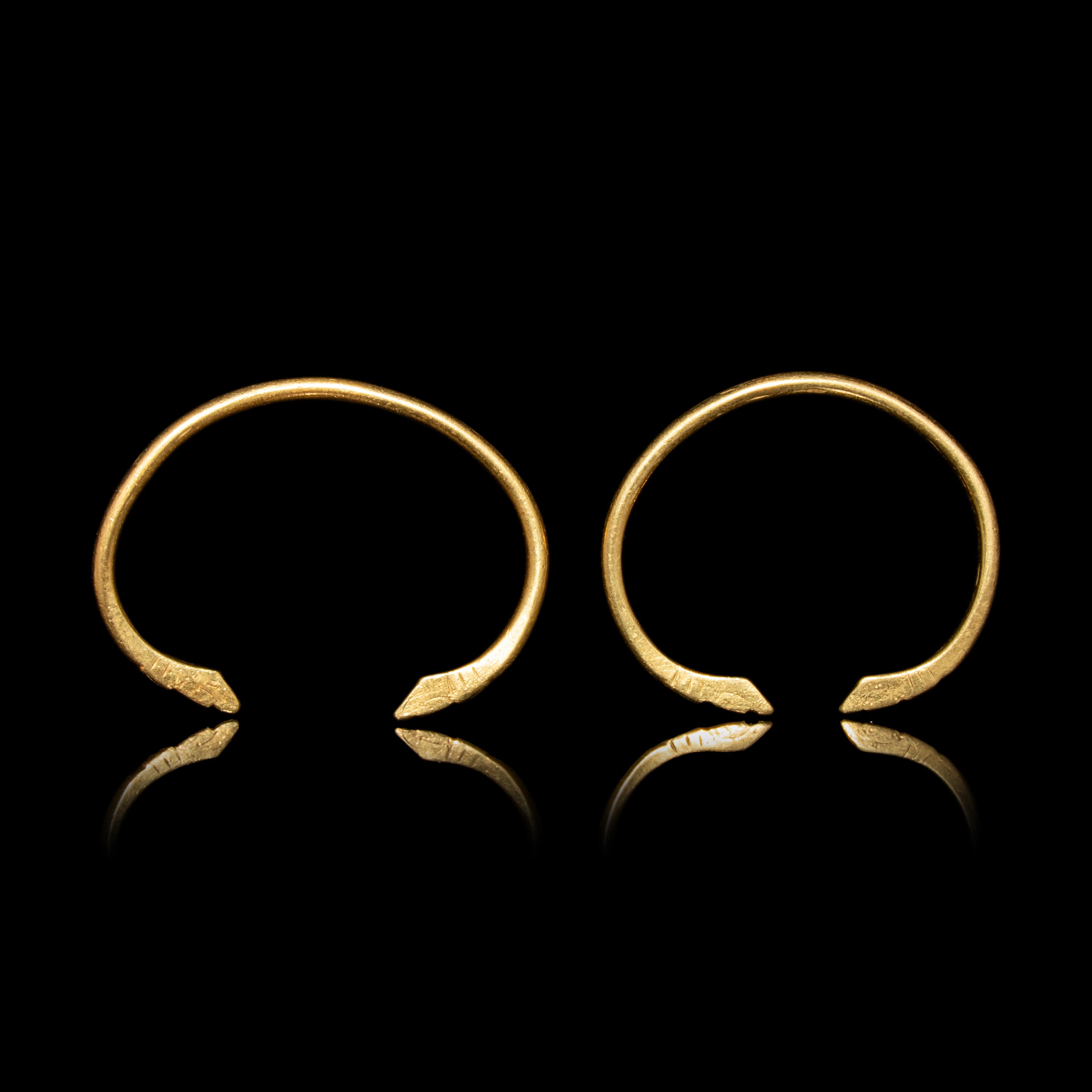 A Pair of Chinese Gold Dragon-Form Bracelets, Qianzhuo, Liao Dynasty 遼 雙龍紋金鉗鐲一對