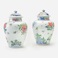 An associated pair of Chinese wucai-decorated porcelain jars and covers 五彩盖罐 或为一对 17th century ????