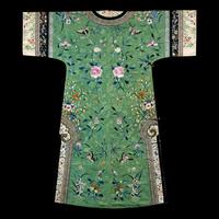 A Chinese Apple Green Ground Embroidered 'Peonies and Insects' Silk Lady's Robe, Changyi, 19th Century 清晚期 蘋果綠地綉牡丹草蟲氅衣