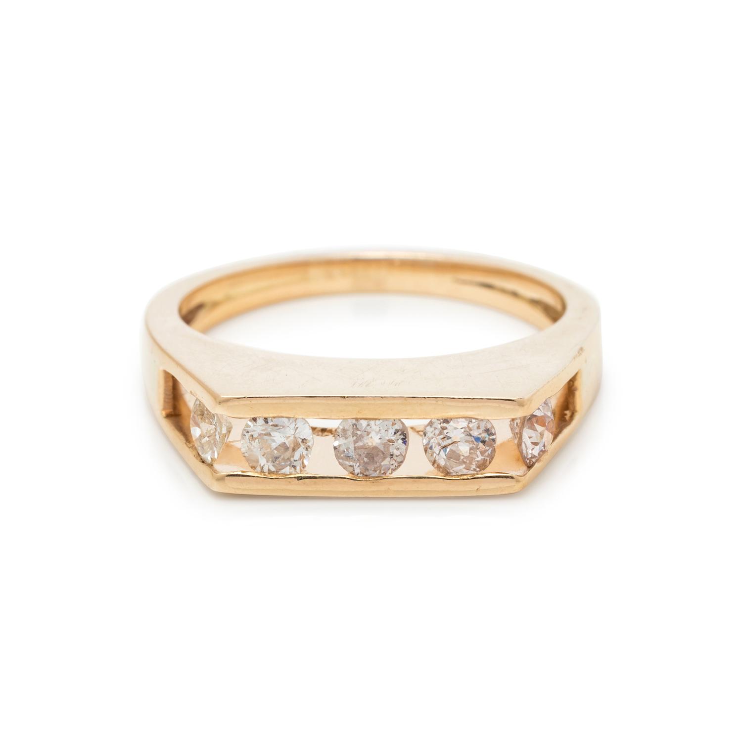 YELLOW GOLD AND DIAMOND RING