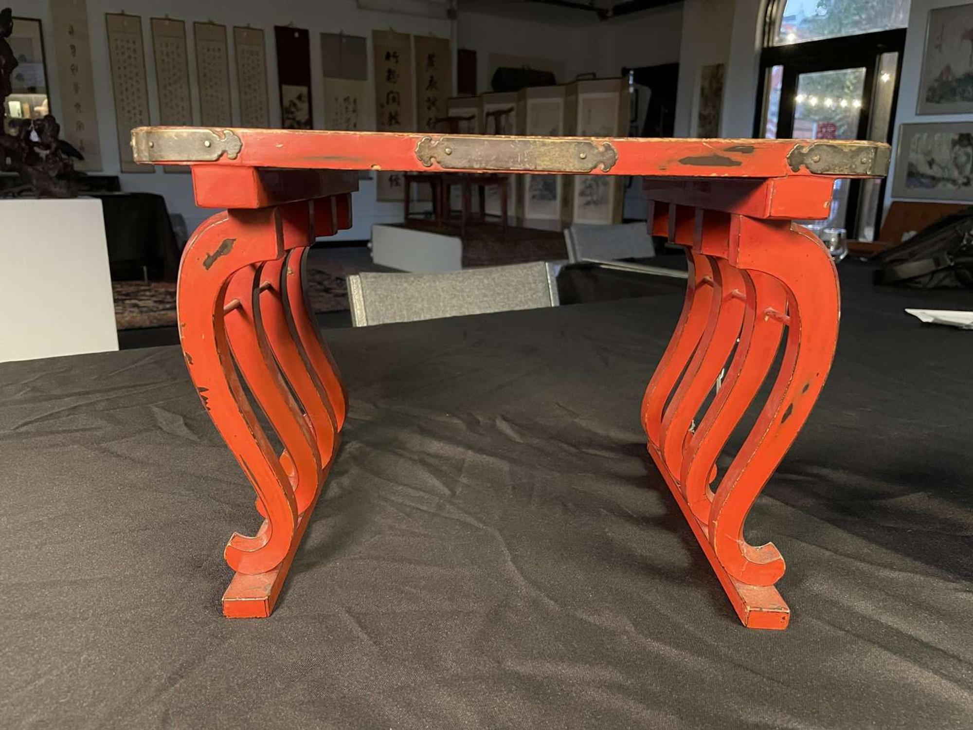 A pair of Japanese lacquered stirrups and a Negoro-style red-lacquered stand 日本漆器马扎及马镫一对 Edo to Meiji period ?????