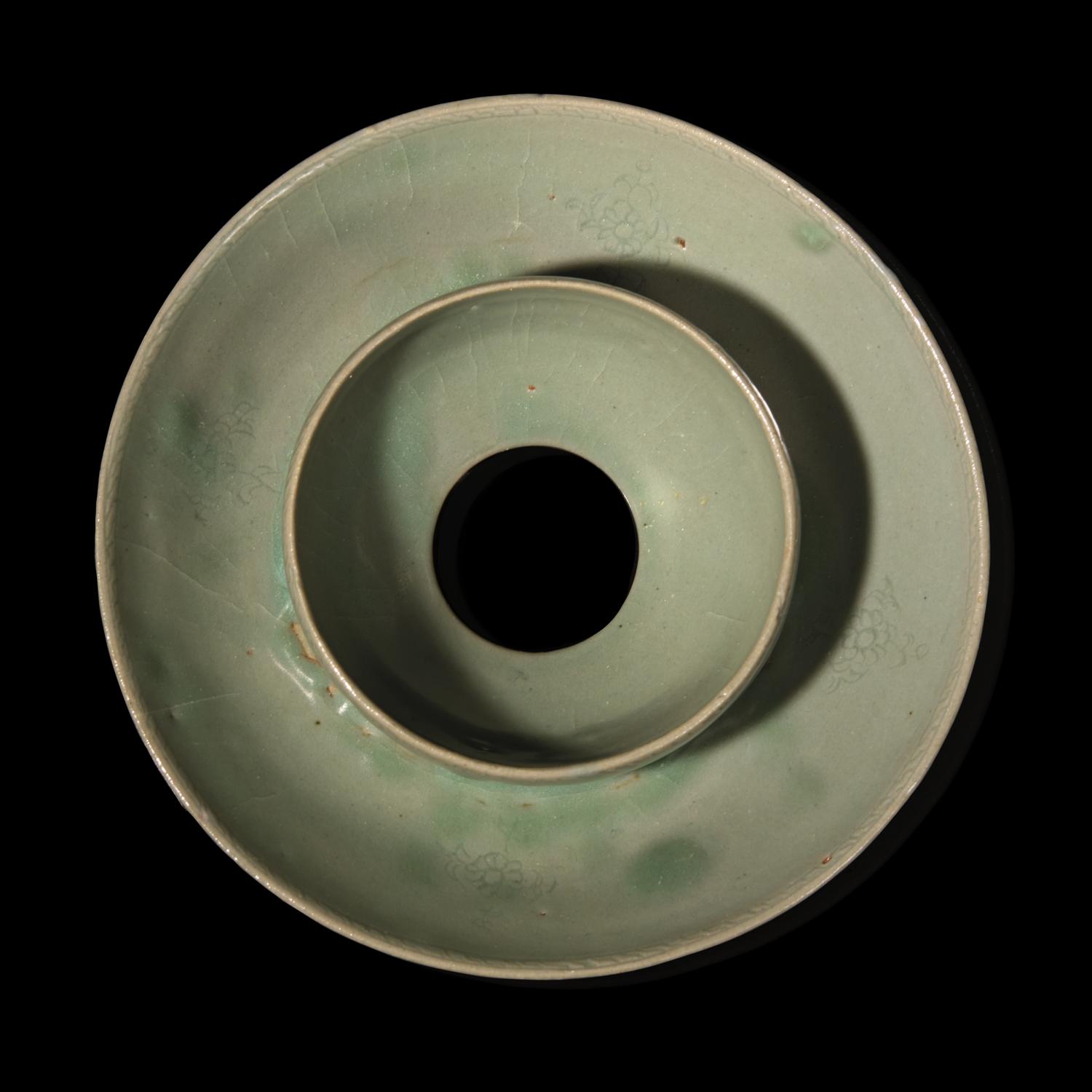 A Korean Celadon Cup Stand, 12th/13th Century 十二-十三世紀 高麗青瓷盞托