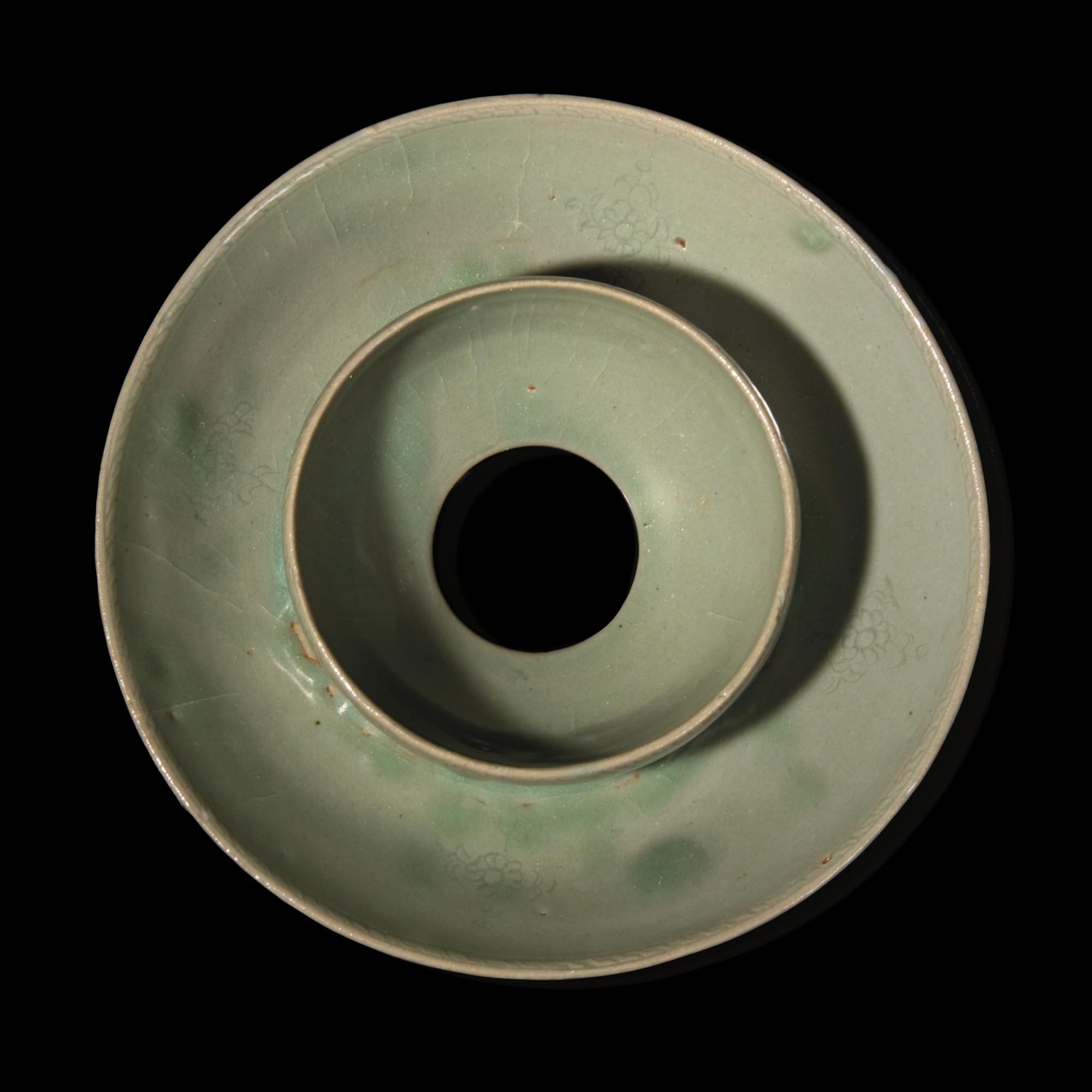A Korean Celadon Cup Stand, 12th/13th Century 十二-十三世紀 高麗青瓷盞托