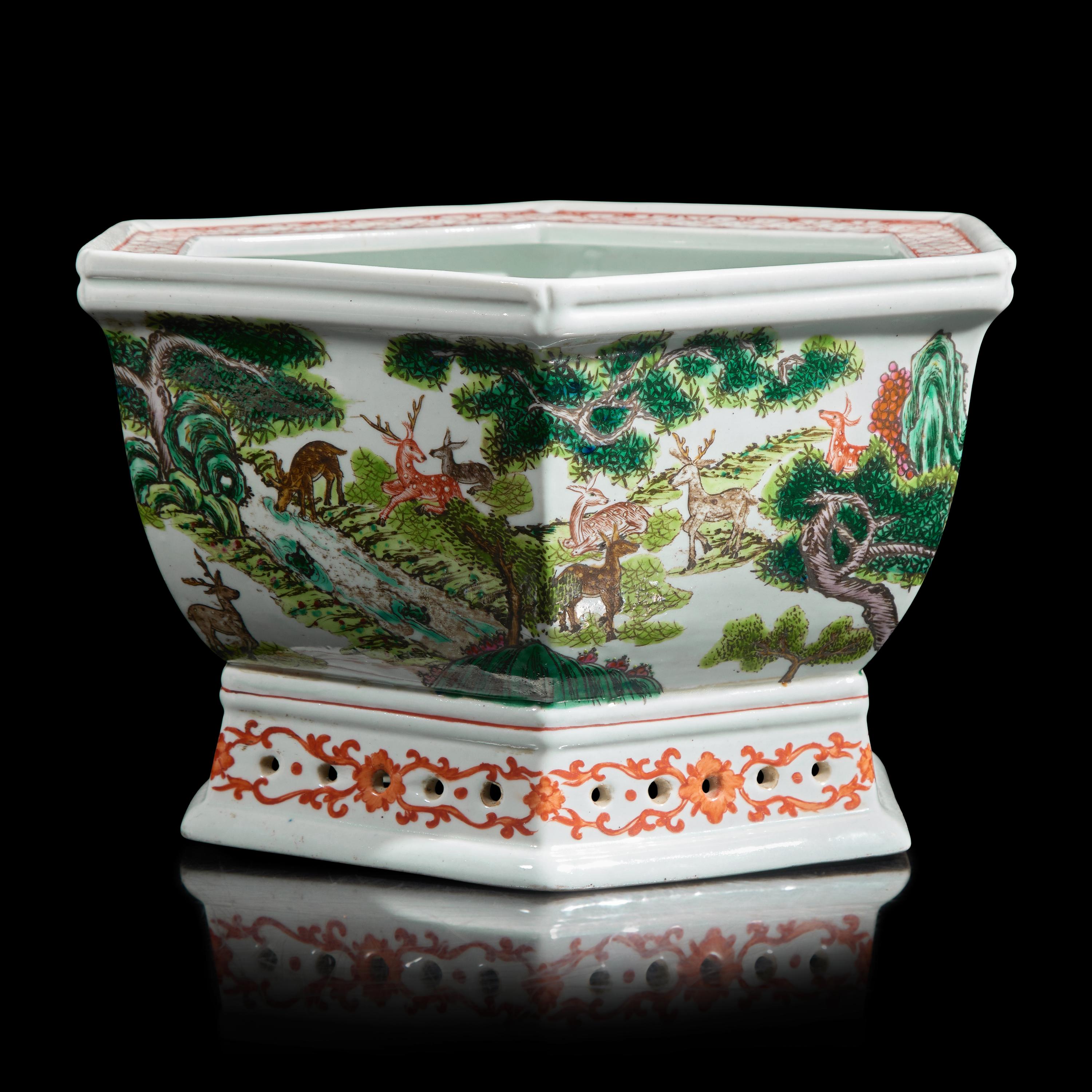 A Chinese Famille Verte Hexagonal "Deer" Jardinière, 20th Century — 近代 五彩松鹿圖六方盆