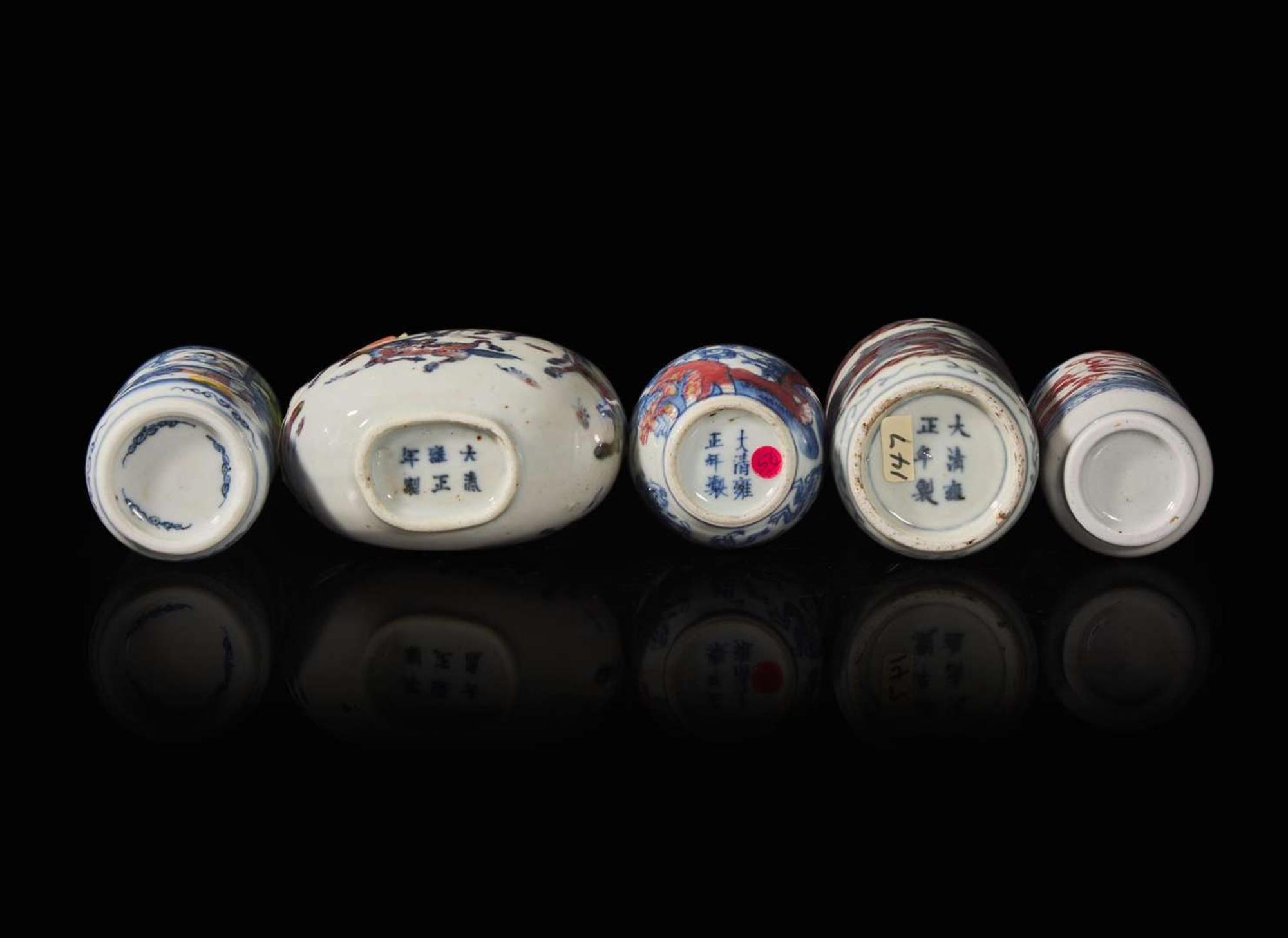 A group of five Chinese underglaze blue and red snuff bottles 青花釉裡紅鼻煙壺一組五件