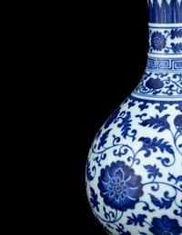 A Chinese Blue and White Porcelain Garlic-Mouth Vase