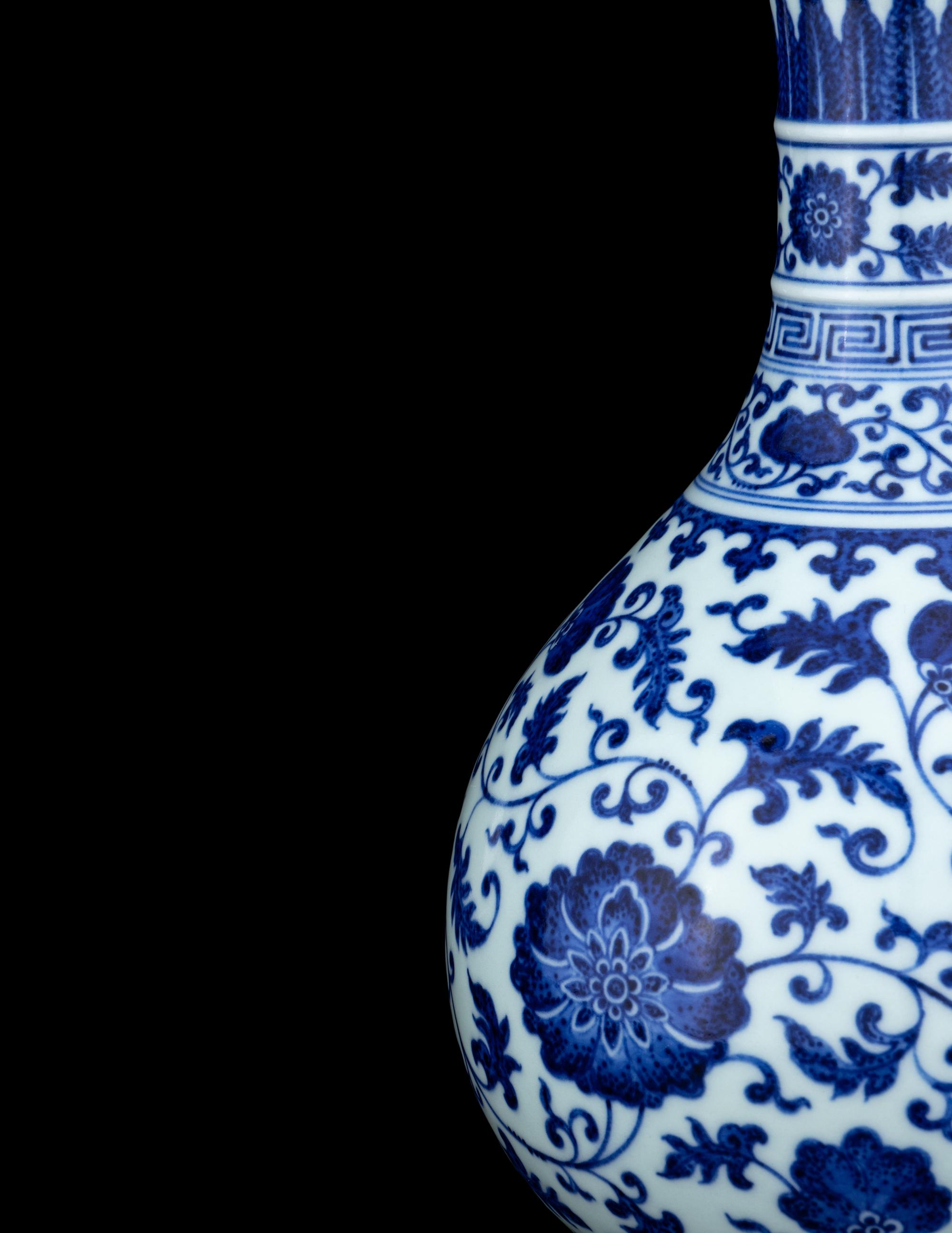 A Chinese Blue and White Porcelain Garlic-Mouth Vase