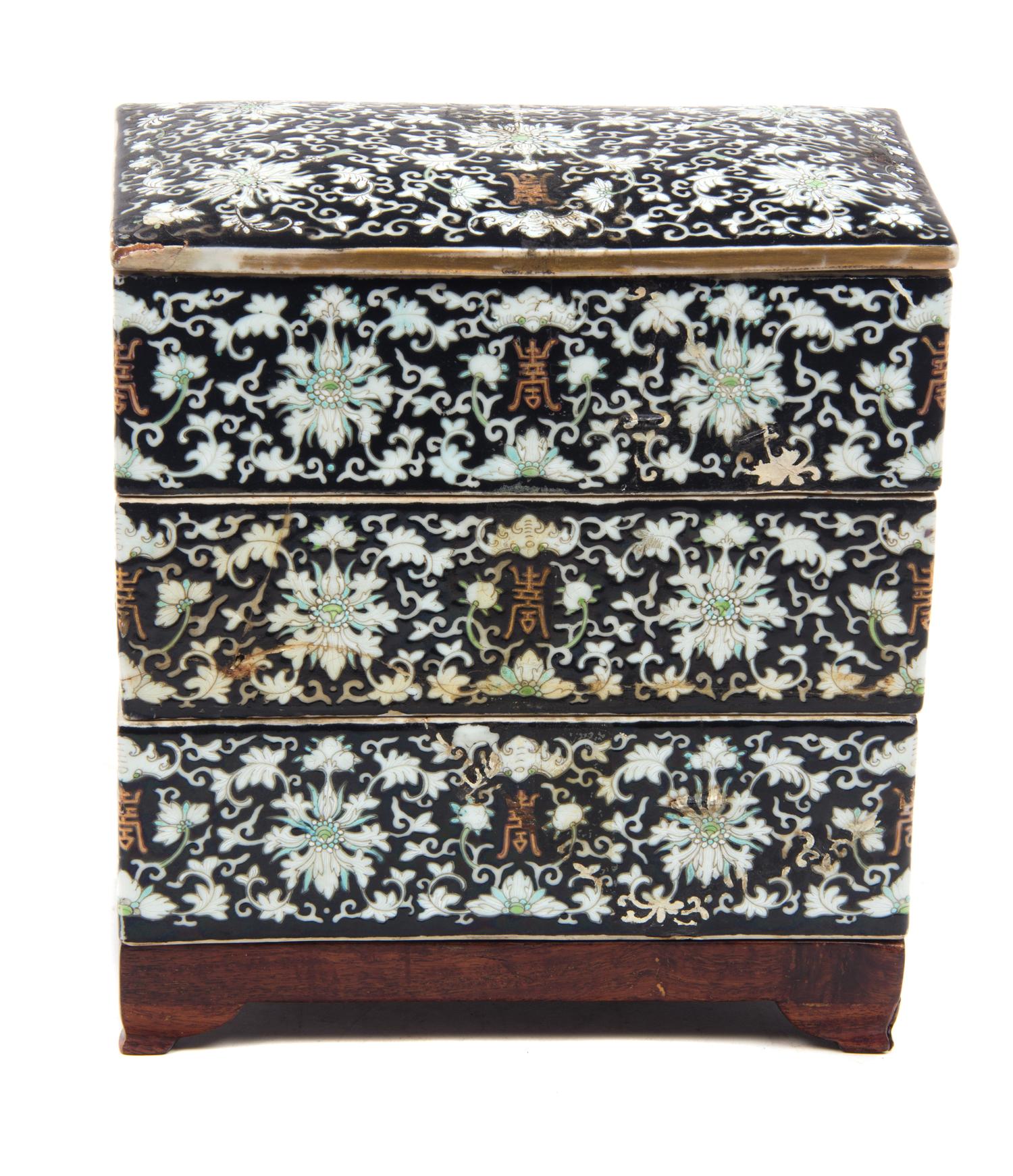 A Chinese Export Porcelain Triple Nesting Box and Cover — 19TH CENTURY