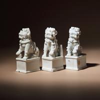 Three Chinese Blanc-de-Chine Porcelain Fu Lions, 17th-18th Century — 清早中期 德化白瓷獅形香插三件