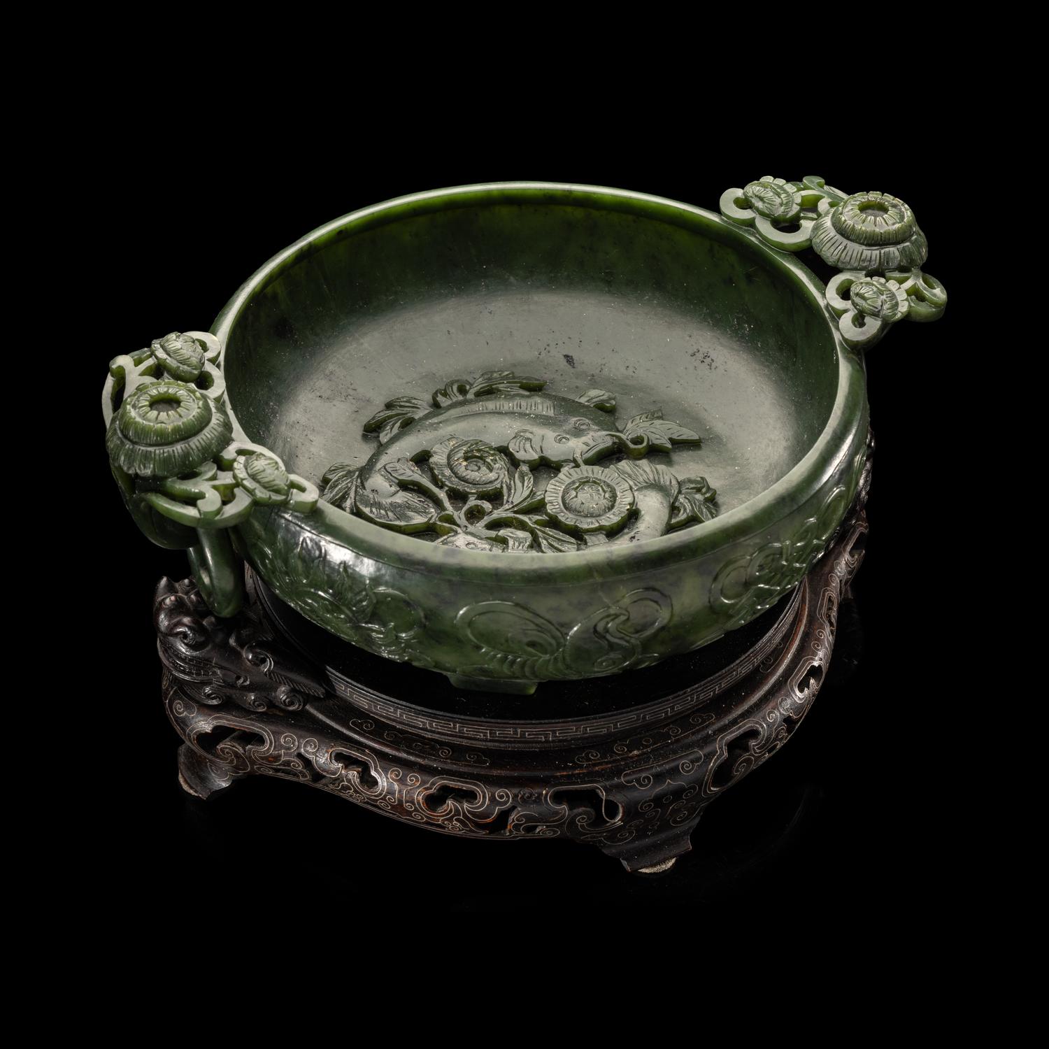A Chinese Carved Spinach Jade Marriage Bowl, Late Qing/Republic Period 晚清/民國 碧玉雙魚活環洗