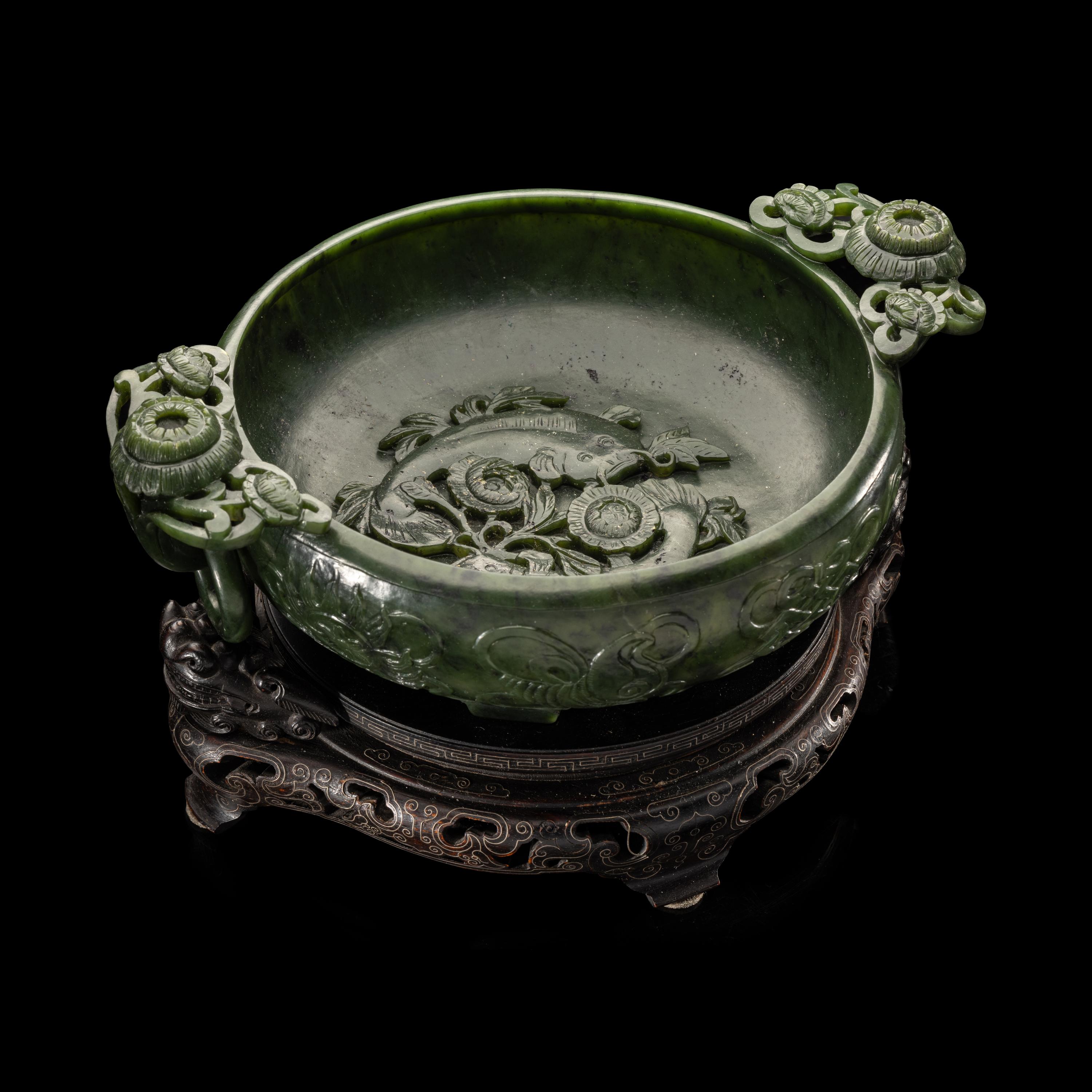 A Chinese Carved Spinach Jade Marriage Bowl, Late Qing/Republic Period 晚清/民國 碧玉雙魚活環洗