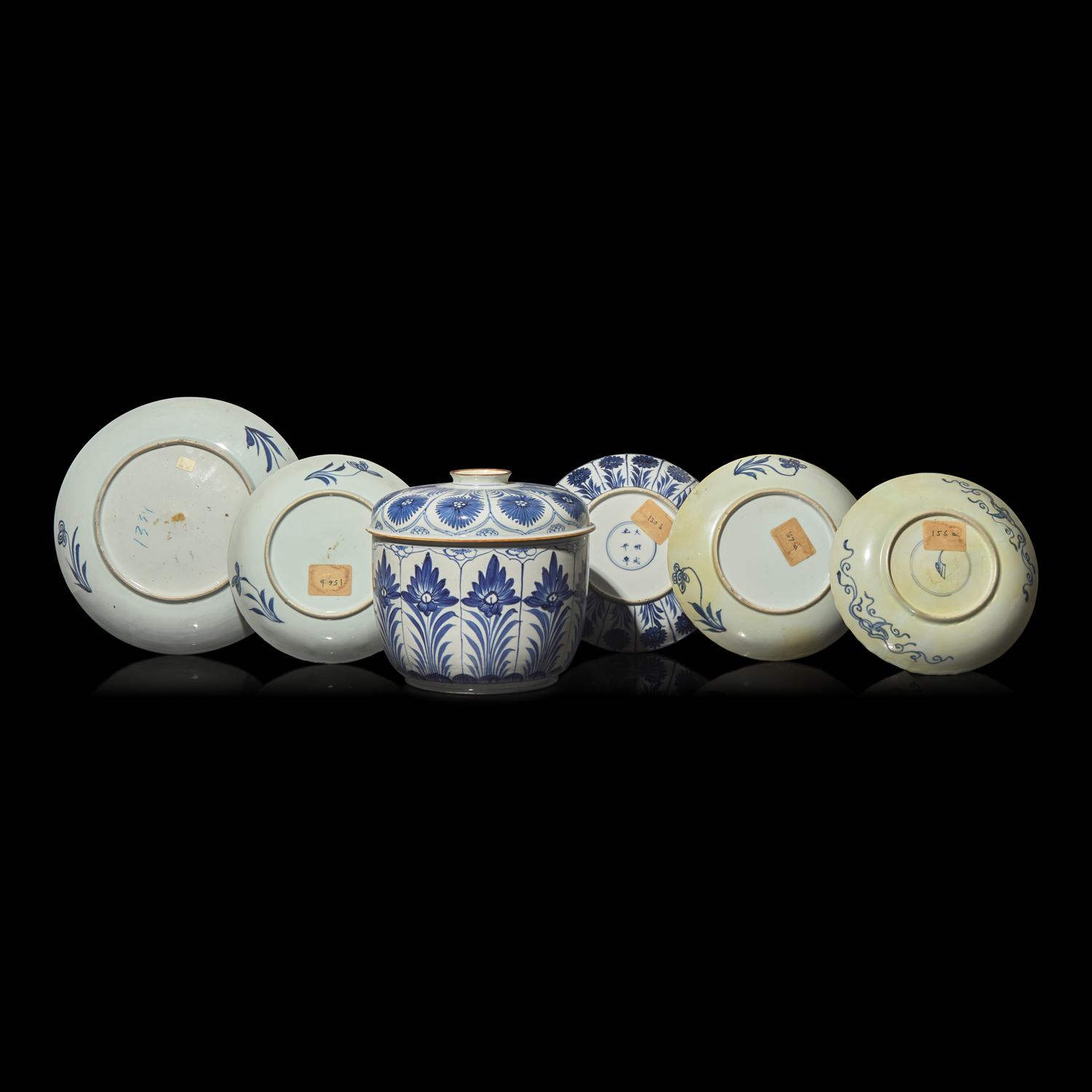 A Chinese Export Blue and White Porcelain "Asters" Jar and Cover and Five Dishes, Kangxi Period and Later 清康熙及更晚 青花翠菊紋蓋罐、賞盤六件