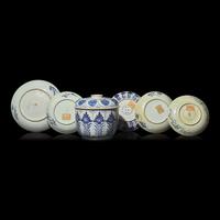 A Chinese Export Blue and White Porcelain "Asters" Jar and Cover and Five Dishes, Kangxi Period and Later 清康熙及更晚 青花翠菊紋蓋罐、賞盤六件