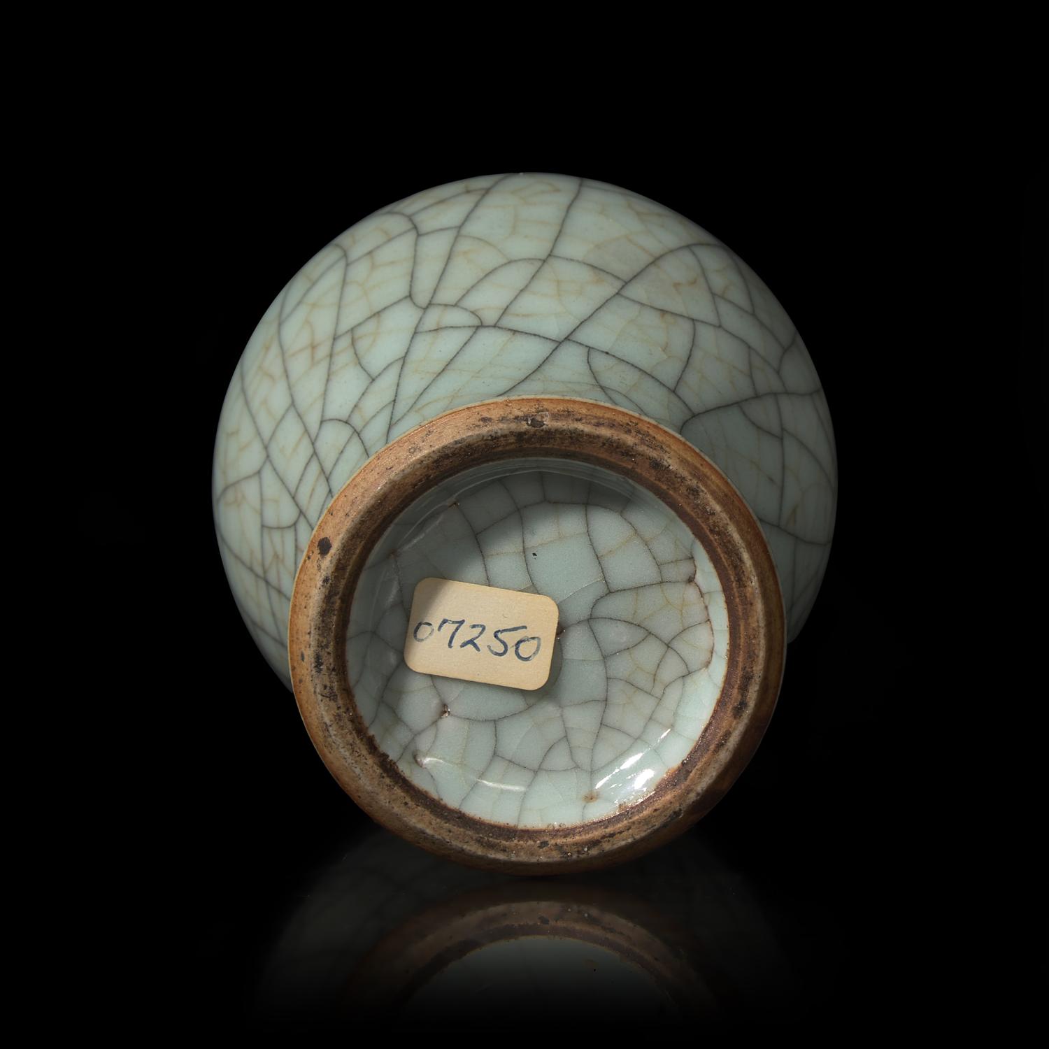 A Chinese Ge Type Baluster Vase, Qing Dynasty 清 哥窯賞瓶
