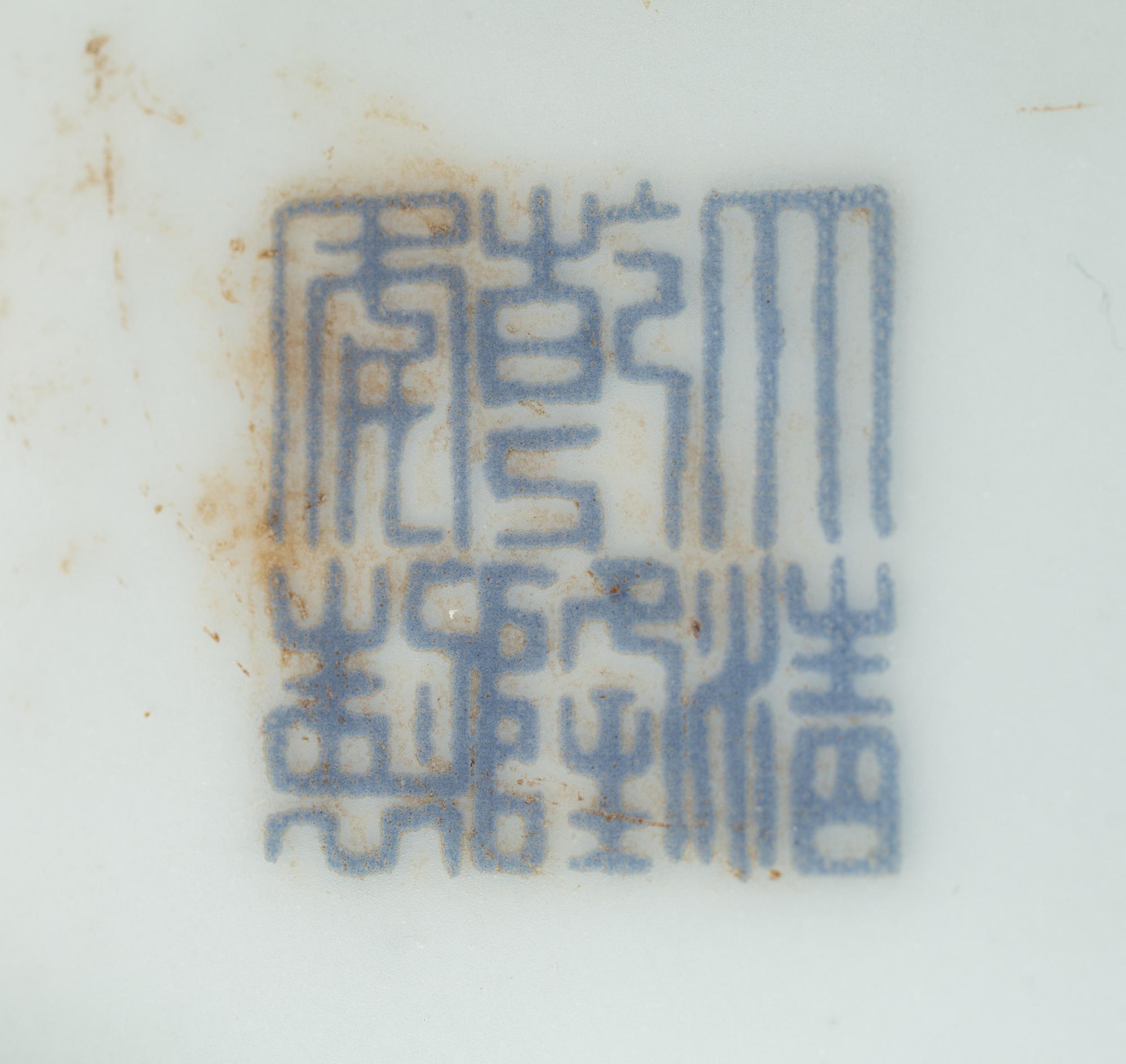 A Pair of Chinese Export Porcelain Vases