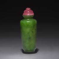 A Chinese Spinach Jade Snuff Bottle, Qing Dynasty — 清 碧玉素面鼻煙壺