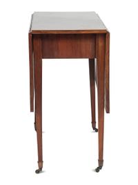 A Federal Mahogany Drop Leaf Table