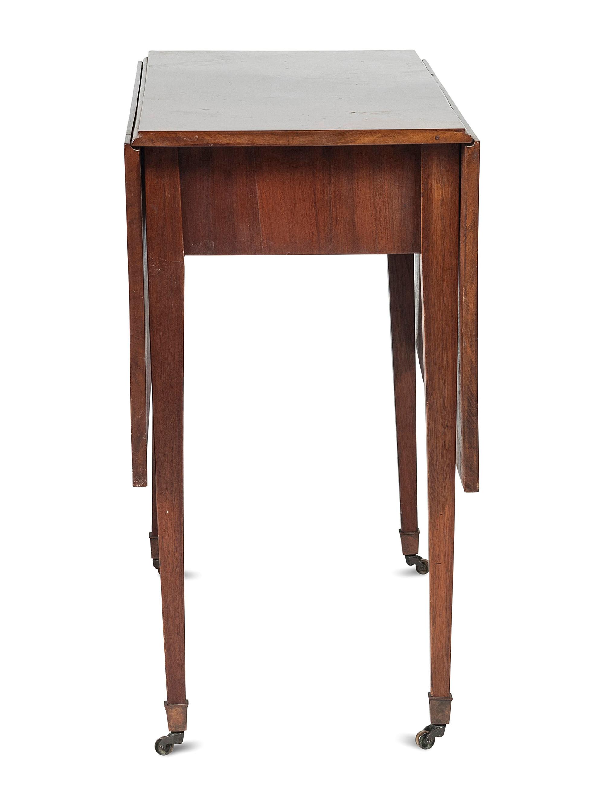 A Federal Mahogany Drop Leaf Table