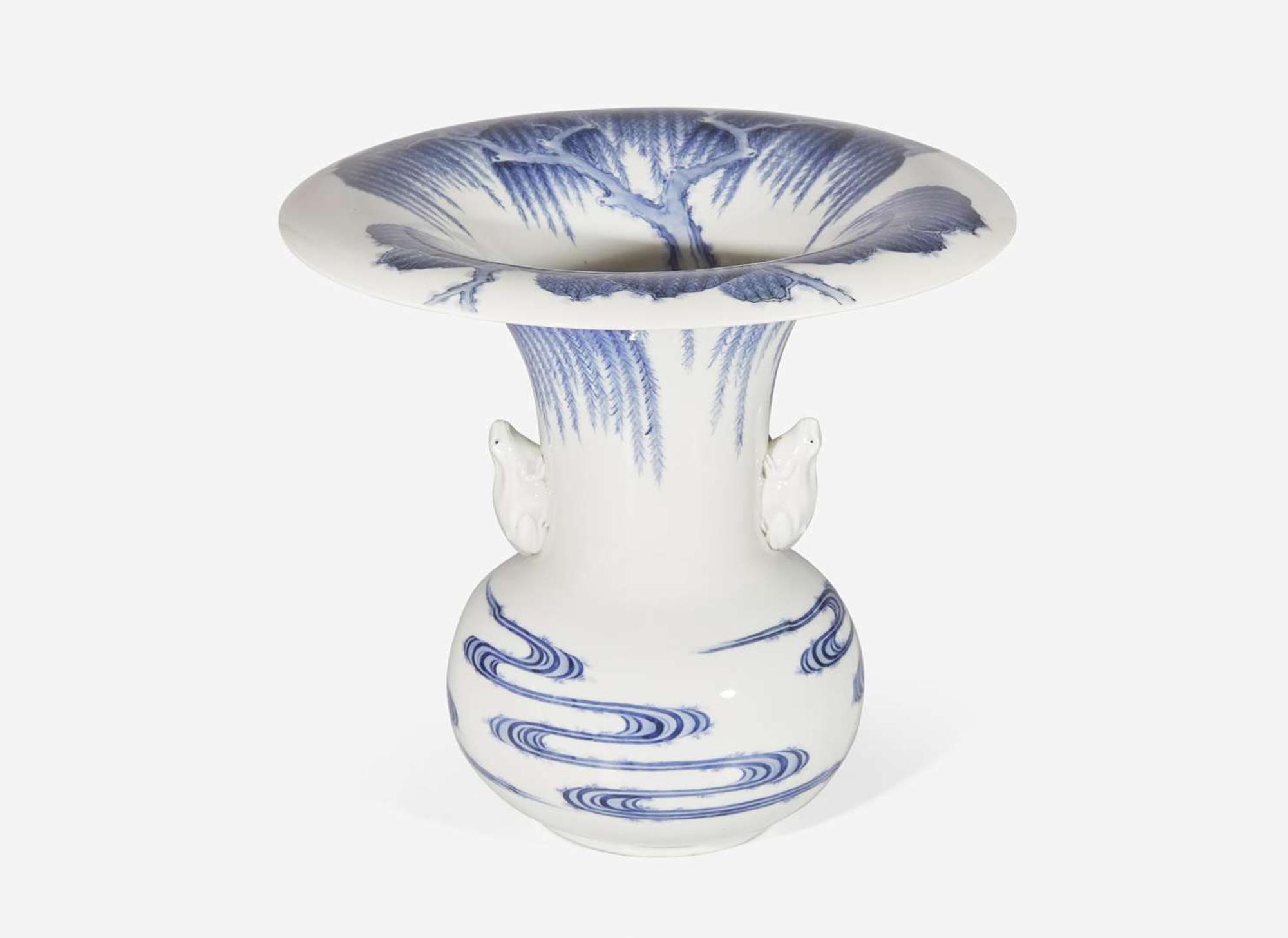 A fine and rare Hirado porcelain "Frogs and Willows" vase, 19th century 平戶青花瓷樽 十九世紀