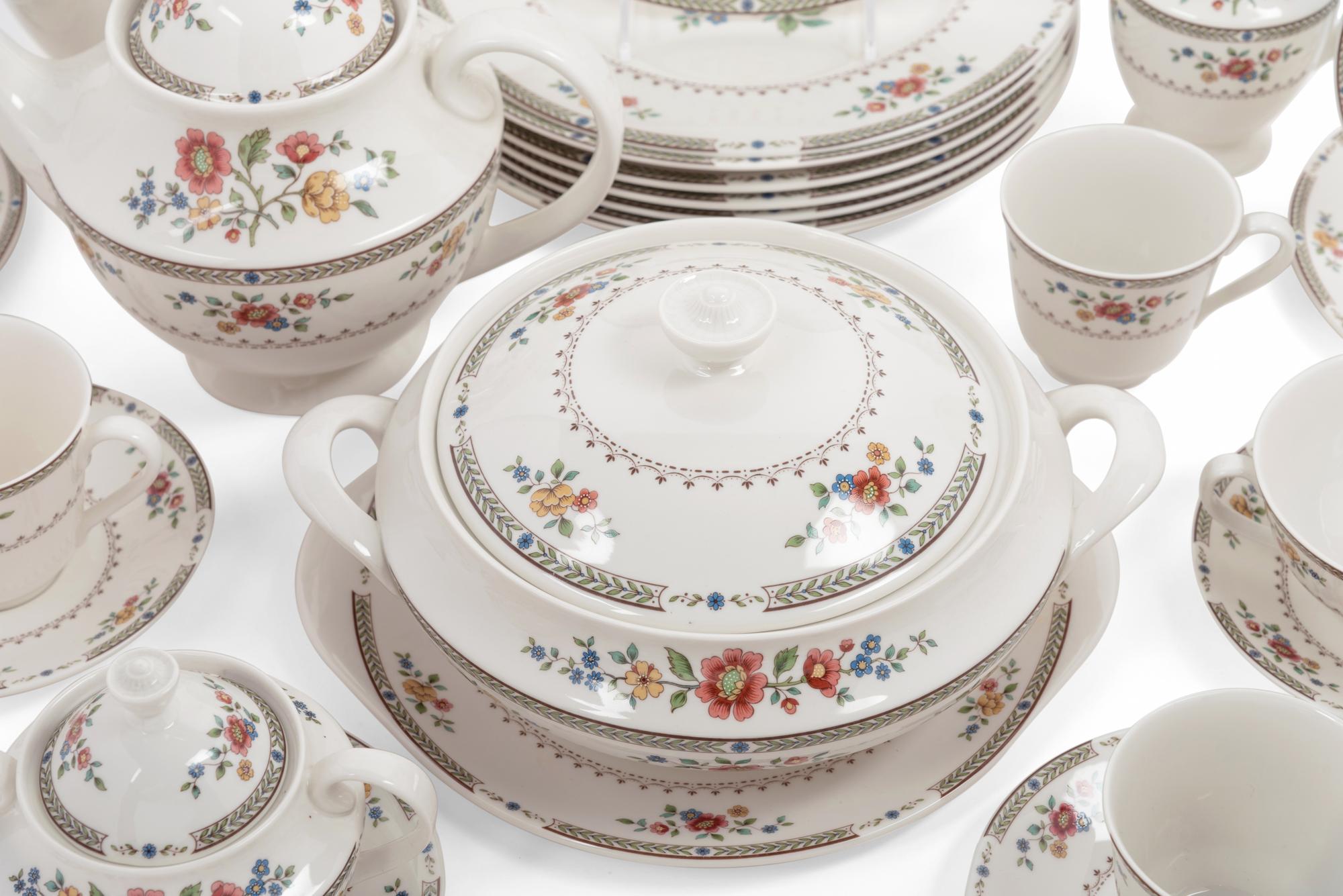 A Royal Doulton Kingswood Porcelain Dinner Service