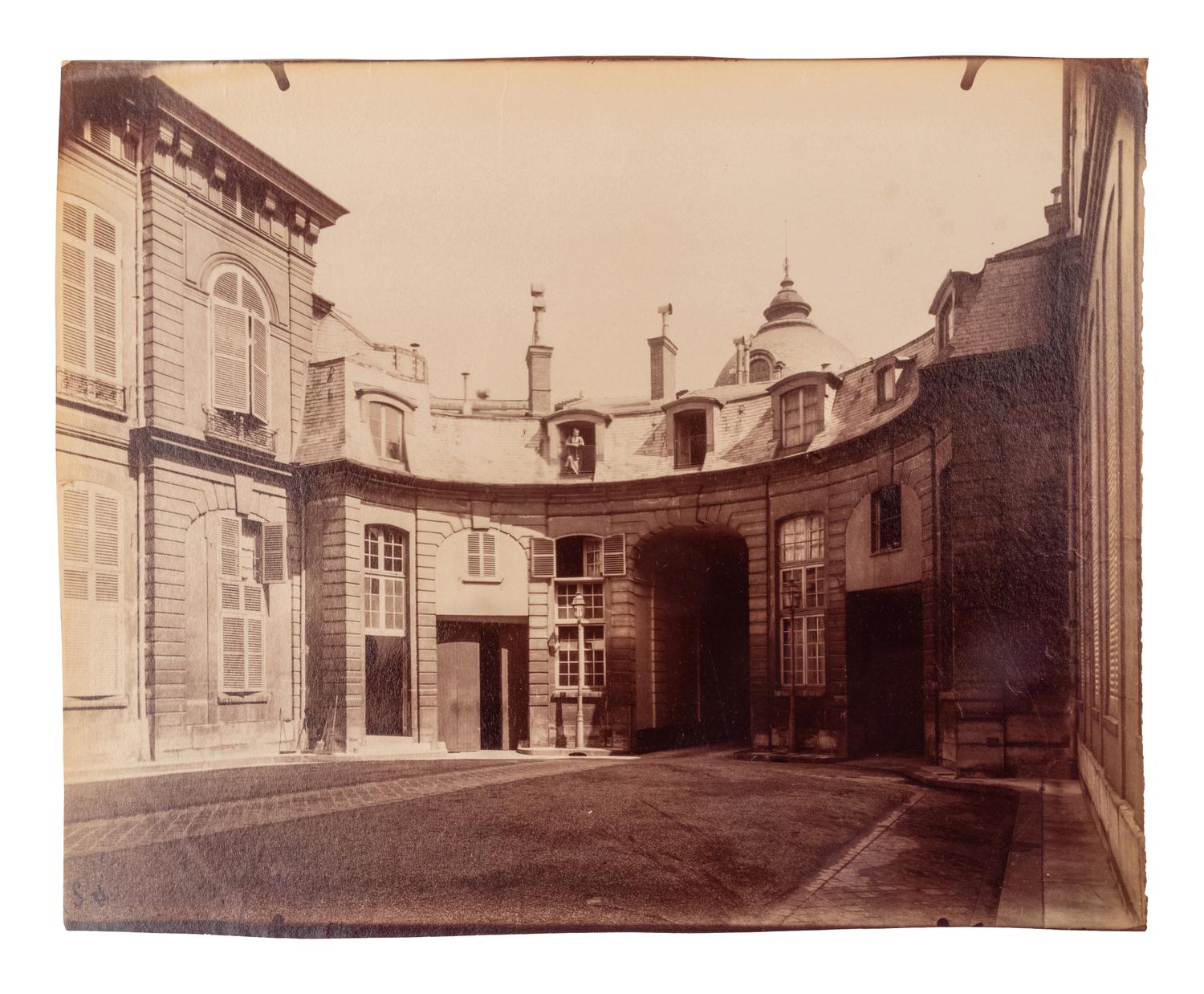 A group of four photographs ( Hôtel de Mainville, place des Vosges 12 , 1911-1912; Hôtel de Canhillac, place des Vosges 14 , 1911-1912; Hôtel de Nevers, 18 rue Seguier , 1908; Hôtel Beauffremont, rue de Grenelle 87 , 1901)
