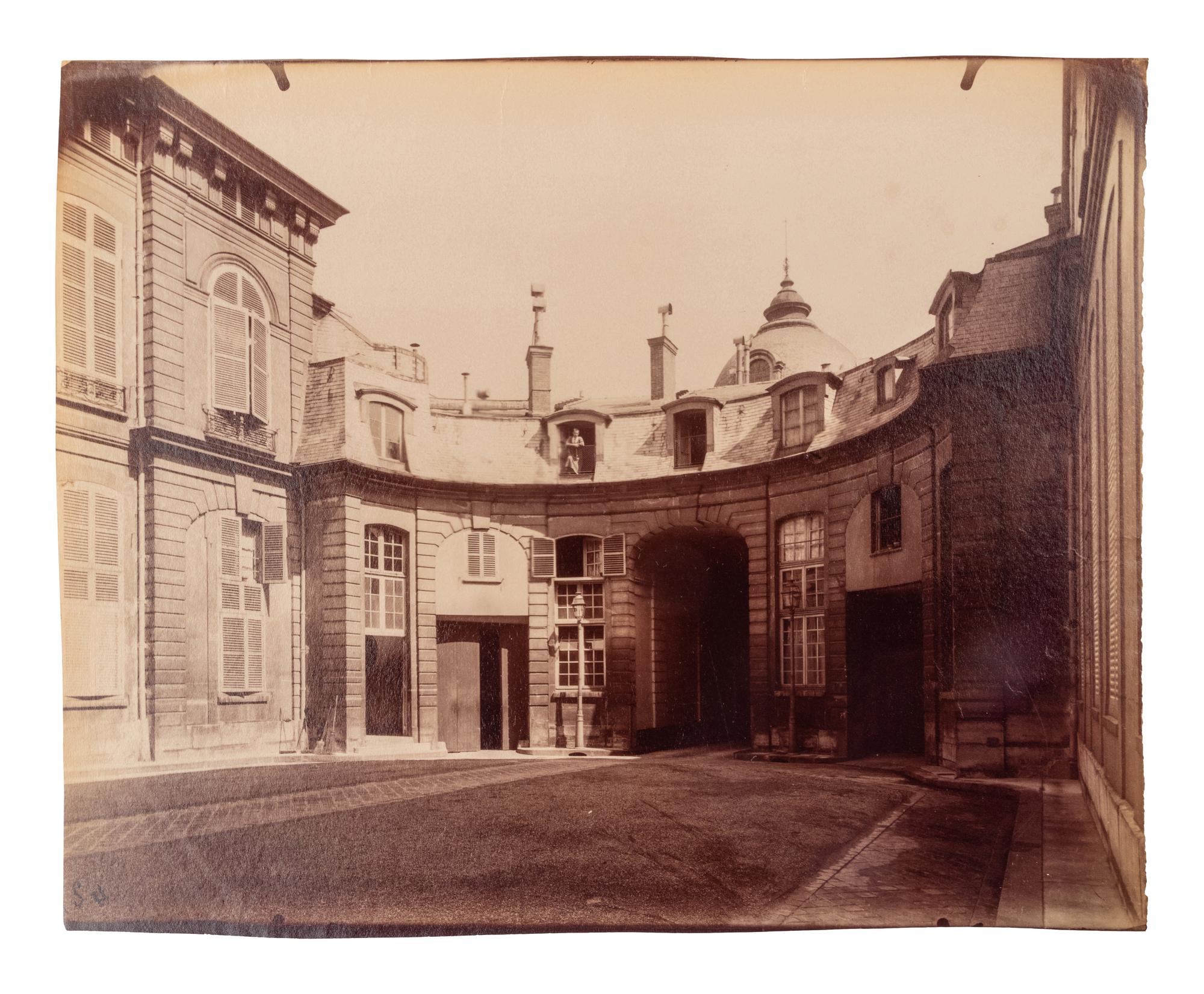 A group of four photographs ( Hôtel de Mainville, place des Vosges 12 , 1911-1912; Hôtel de Canhillac, place des Vosges 14 , 1911-1912; Hôtel de Nevers, 18 rue Seguier , 1908; Hôtel Beauffremont, rue de Grenelle 87 , 1901)