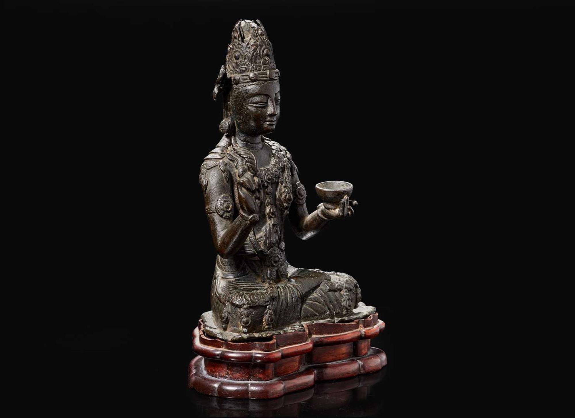 A rare Chinese patinated bronze figure of Guanyin, Yunnan, 12th to 14th century 珍罕銅加漆觀音像及底座 雲南大理 十二至十四世紀