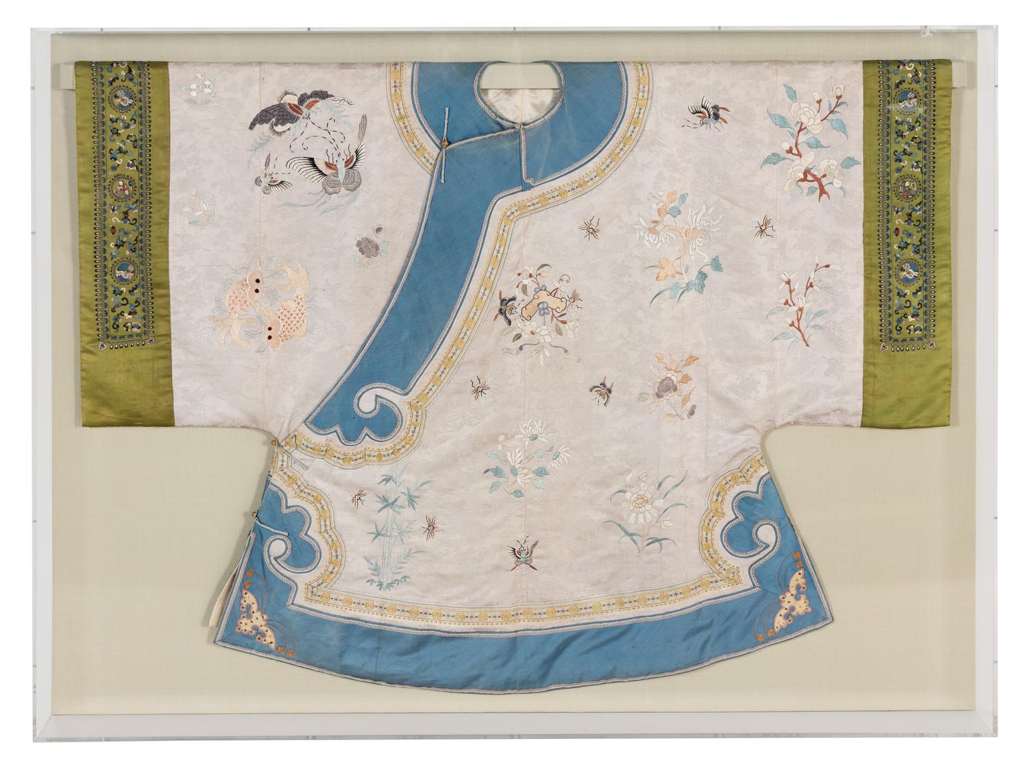 A Chinese Embroidered Silk Lady's Robe, 19th Century 清晚期 淺紫地繡花卉紋大襟如意頭女衫