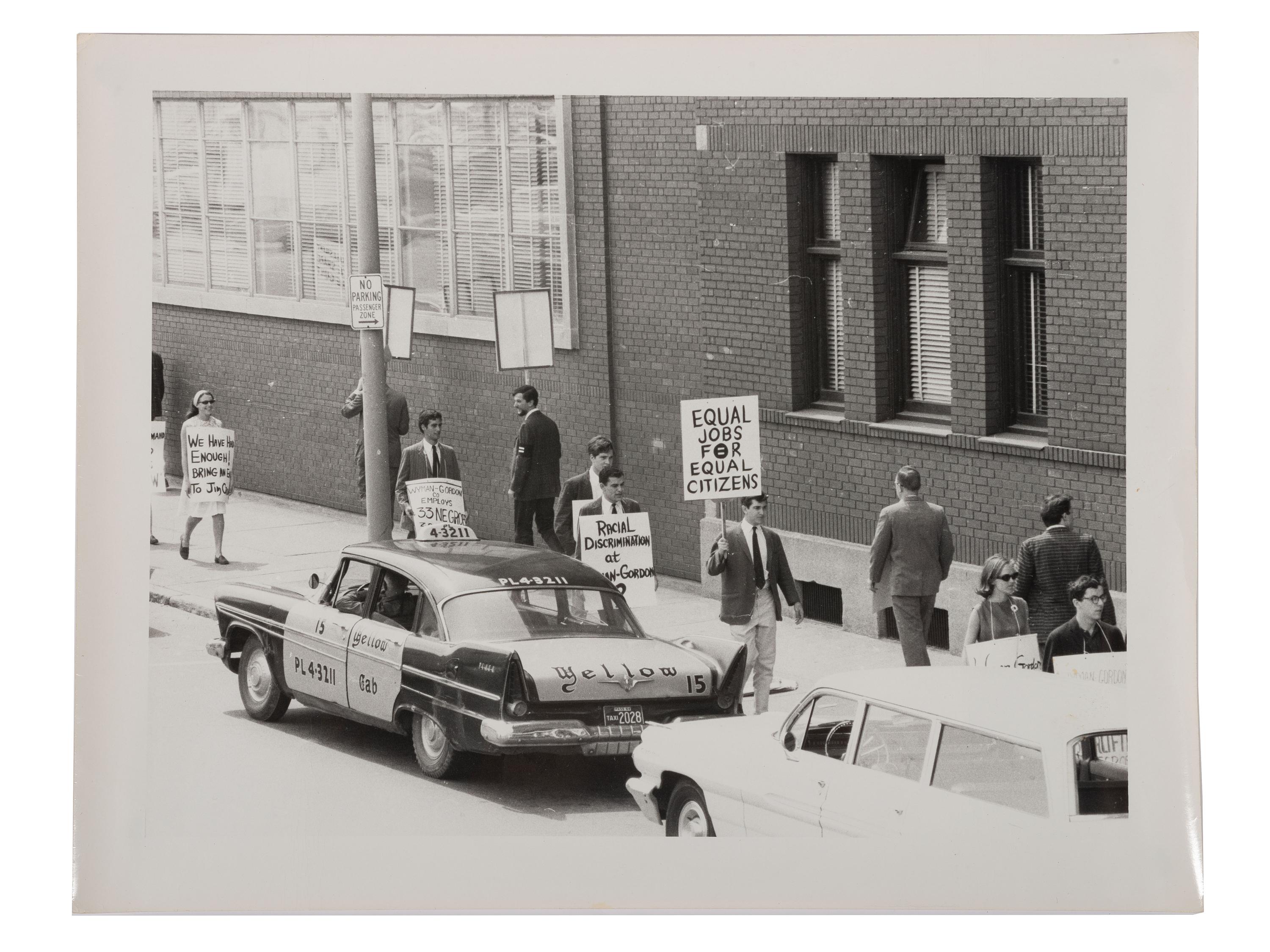 [CIVIL RIGHTS]12 photos of activists picketing at Wyman-Gordon Co for refusal to hire Black workers