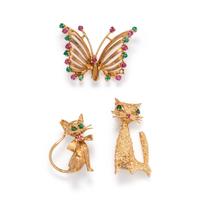 COLLECTION OF YELLOW GOLD AND GEMSTONE ANIMAL BROOCHES