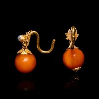 A Pair of Chinese Beeswax and Gold Earrings, Erhuan, Ming Dynasty or Later 明或以後 金鑲蜜蠟垂珠耳環