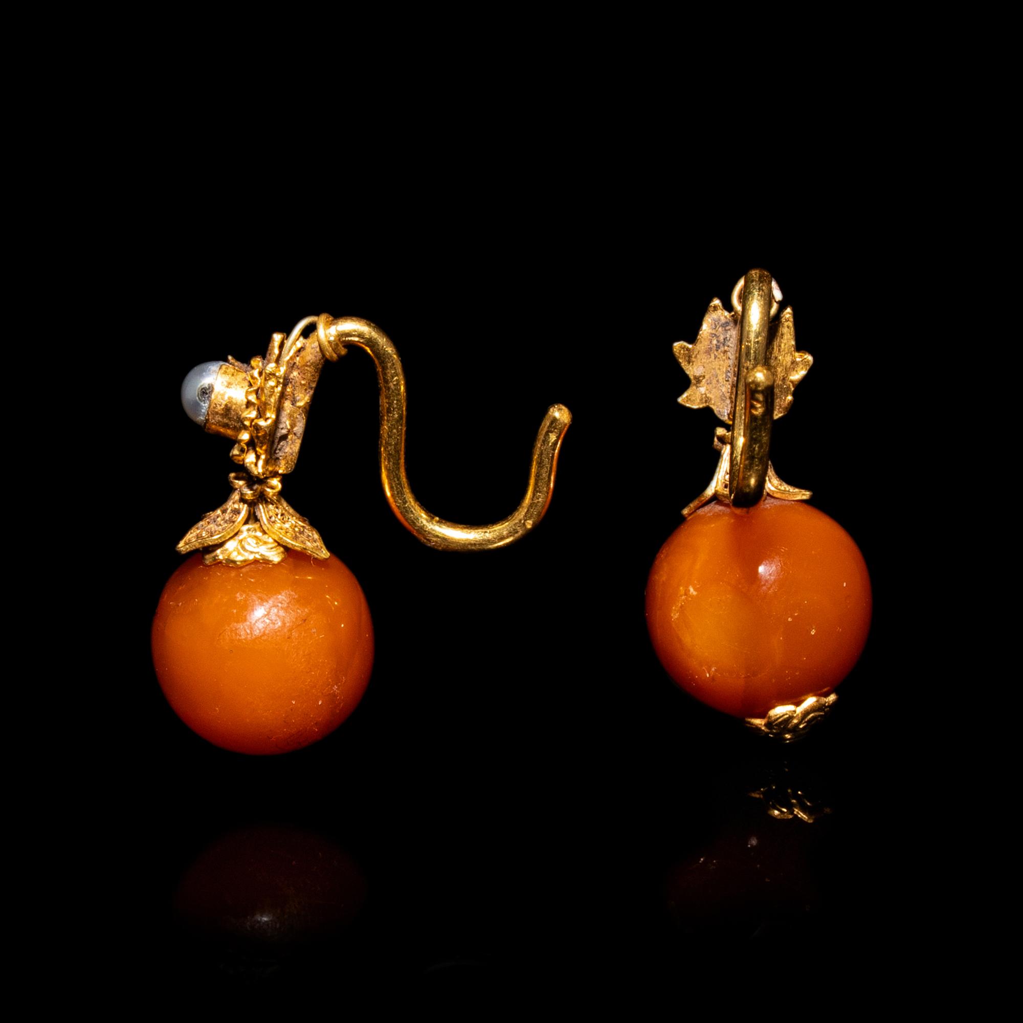 A Pair of Chinese Beeswax and Gold Earrings, Erhuan, Ming Dynasty or Later 明或以後 金鑲蜜蠟垂珠耳環