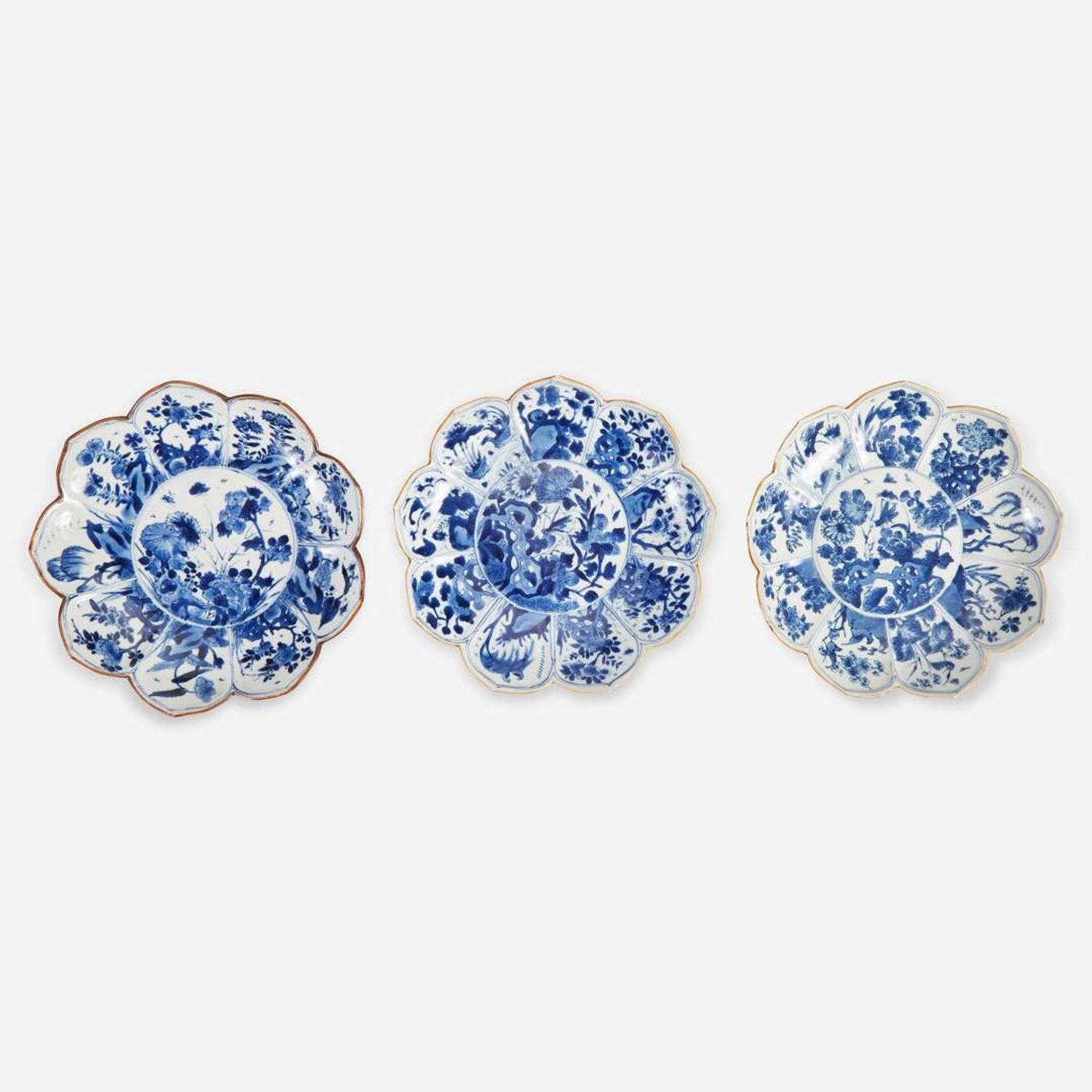 A group of three Chinese blue and white porcelain lotus-form dishes 莲瓣青花瓷一组三件 Kangxi period ? ??