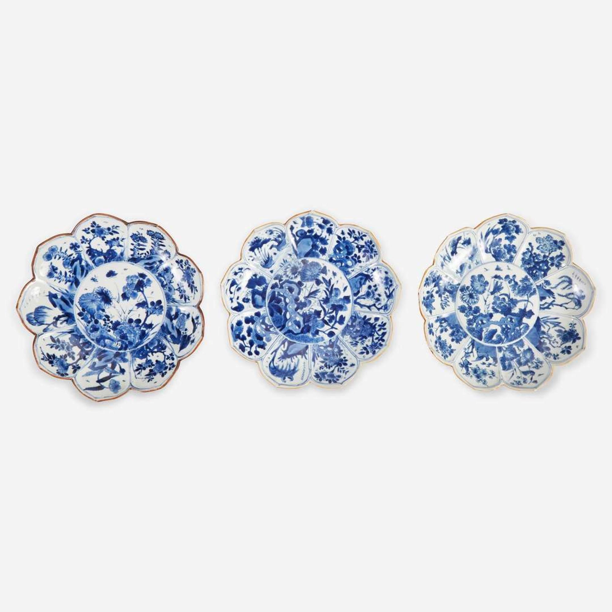 A group of three Chinese blue and white porcelain lotus-form dishes 莲瓣青花瓷一组三件 Kangxi period ? ??