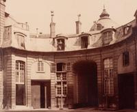 A group of four photographs ( Hôtel de Mainville, place des Vosges 12 , 1911-1912; Hôtel de Canhillac, place des Vosges 14 , 1911-1912; Hôtel de Nevers, 18 rue Seguier , 1908; Hôtel Beauffremont, rue de Grenelle 87 , 1901)
