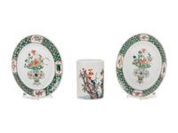 A Pair of Chinese Export Famille Verte Porcelain Plates and A Famille Verte Brushpot