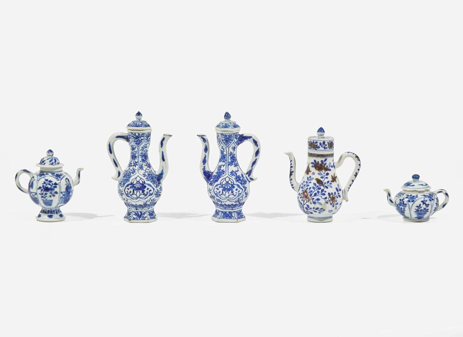 Group of five Chinese porcelain small ewers and teapots, Kangxi period 青花外銷瓷茶壺執壺五件 清 康熙