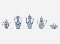 Group of five Chinese porcelain small ewers and teapots, Kangxi period 青花外銷瓷茶壺執壺五件 清 康熙