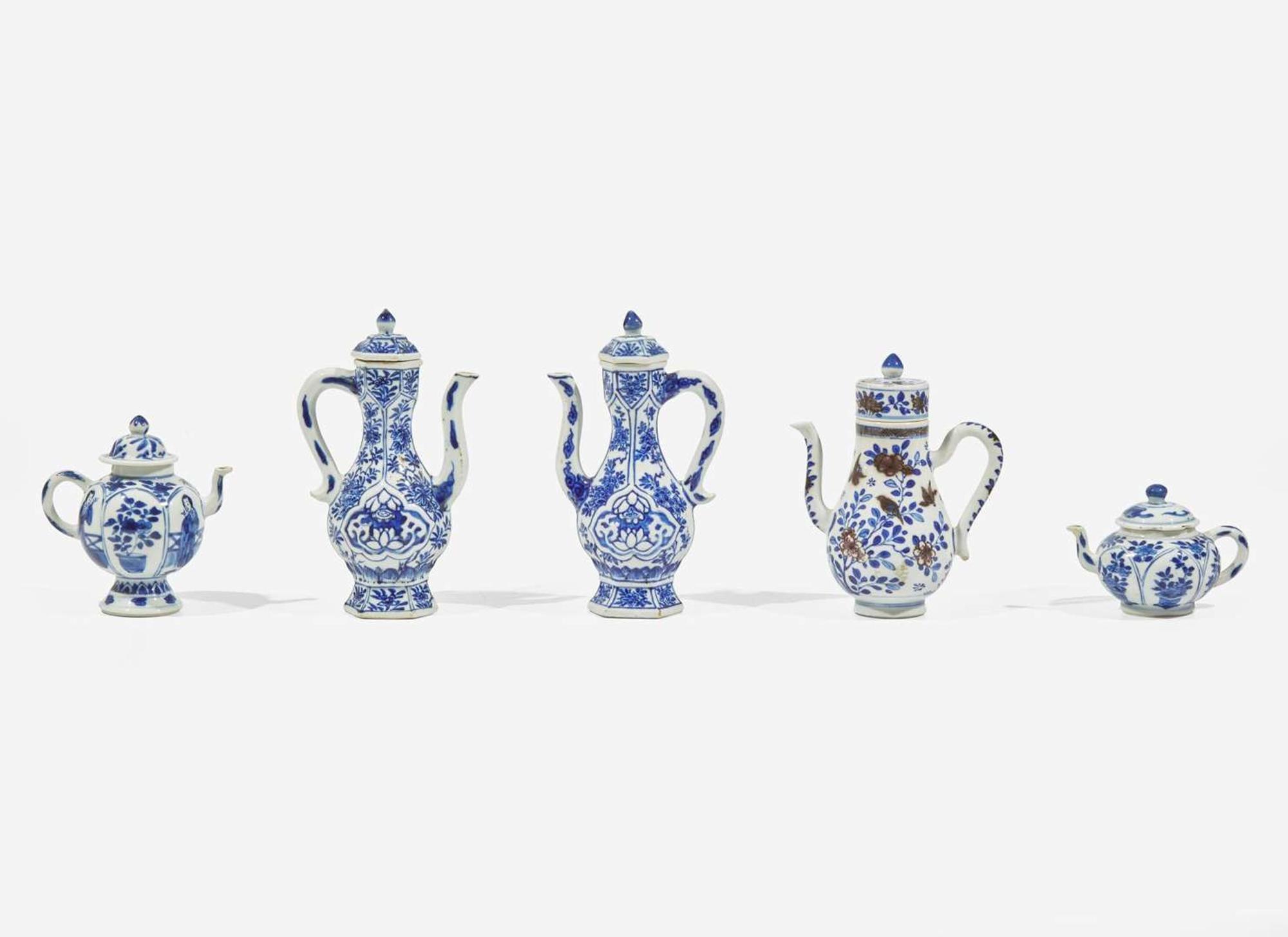 Group of five Chinese porcelain small ewers and teapots, Kangxi period 青花外銷瓷茶壺執壺五件 清 康熙