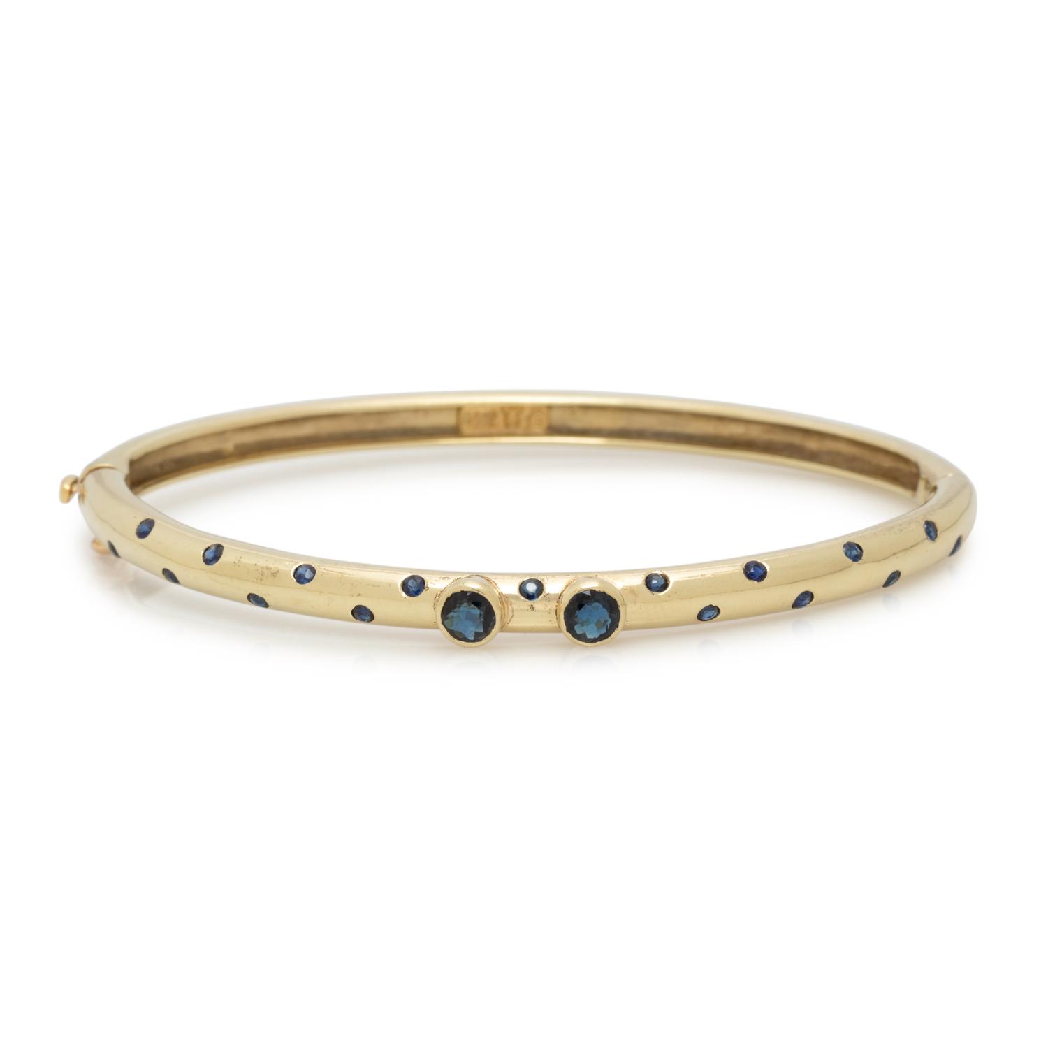 YELLOW GOLD AND SAPPHIRE BANGLE BRACELET