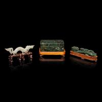 Three Chinese Jade Articles, 20th Century — 近代 灰玉、碧玉把件三種