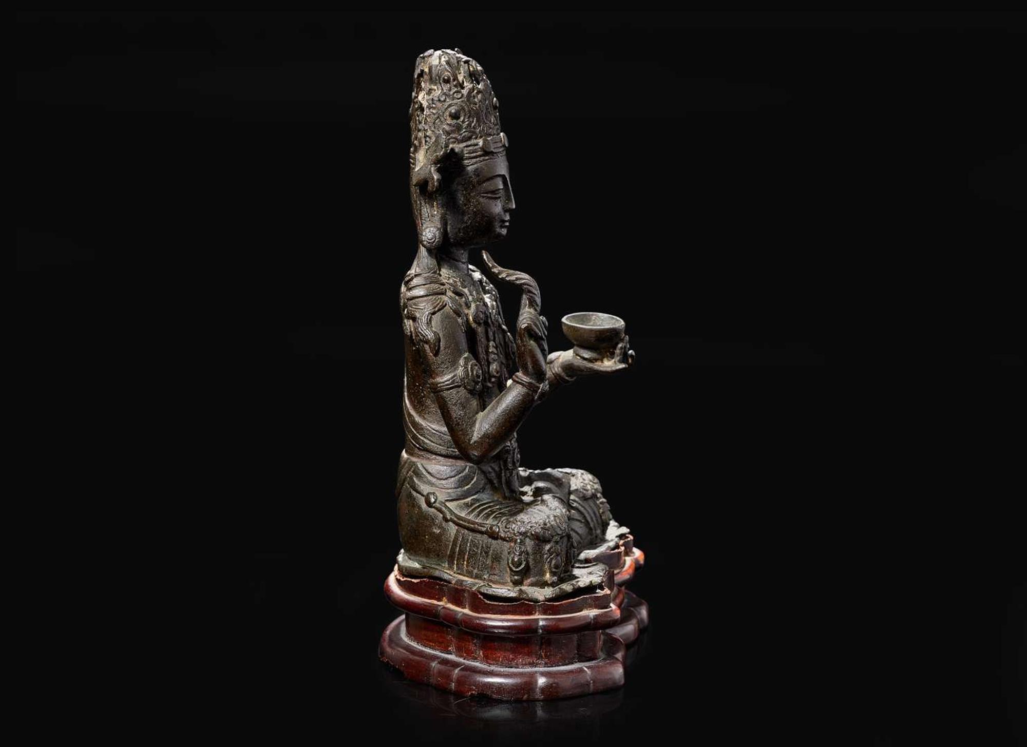 A rare Chinese patinated bronze figure of Guanyin, Yunnan, 12th to 14th century 珍罕銅加漆觀音像及底座 雲南大理 十二至十四世紀