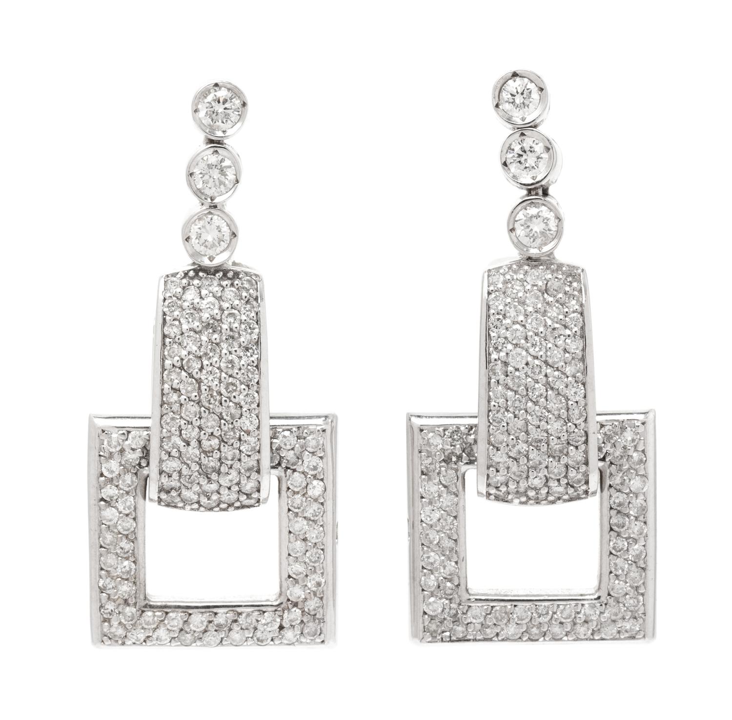 An 18 Karat White Gold and Diamond Demi-Parure, 78.00 dwts.