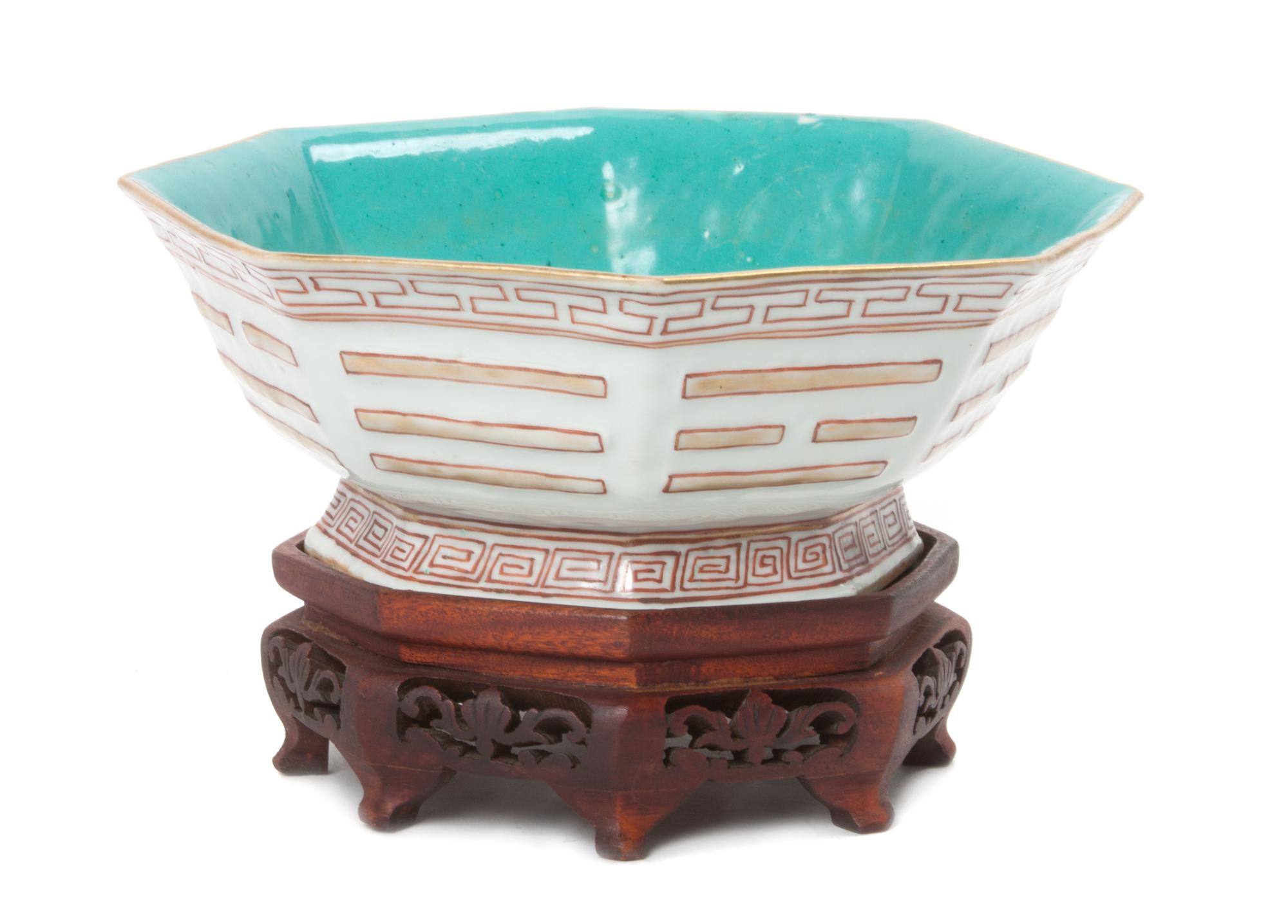 An Octagonal Porcelain Bowl Height 5 1/4 x diameter 8 inches. — TONGZHI PERIOD, MID-LATE 19TH CENTURY