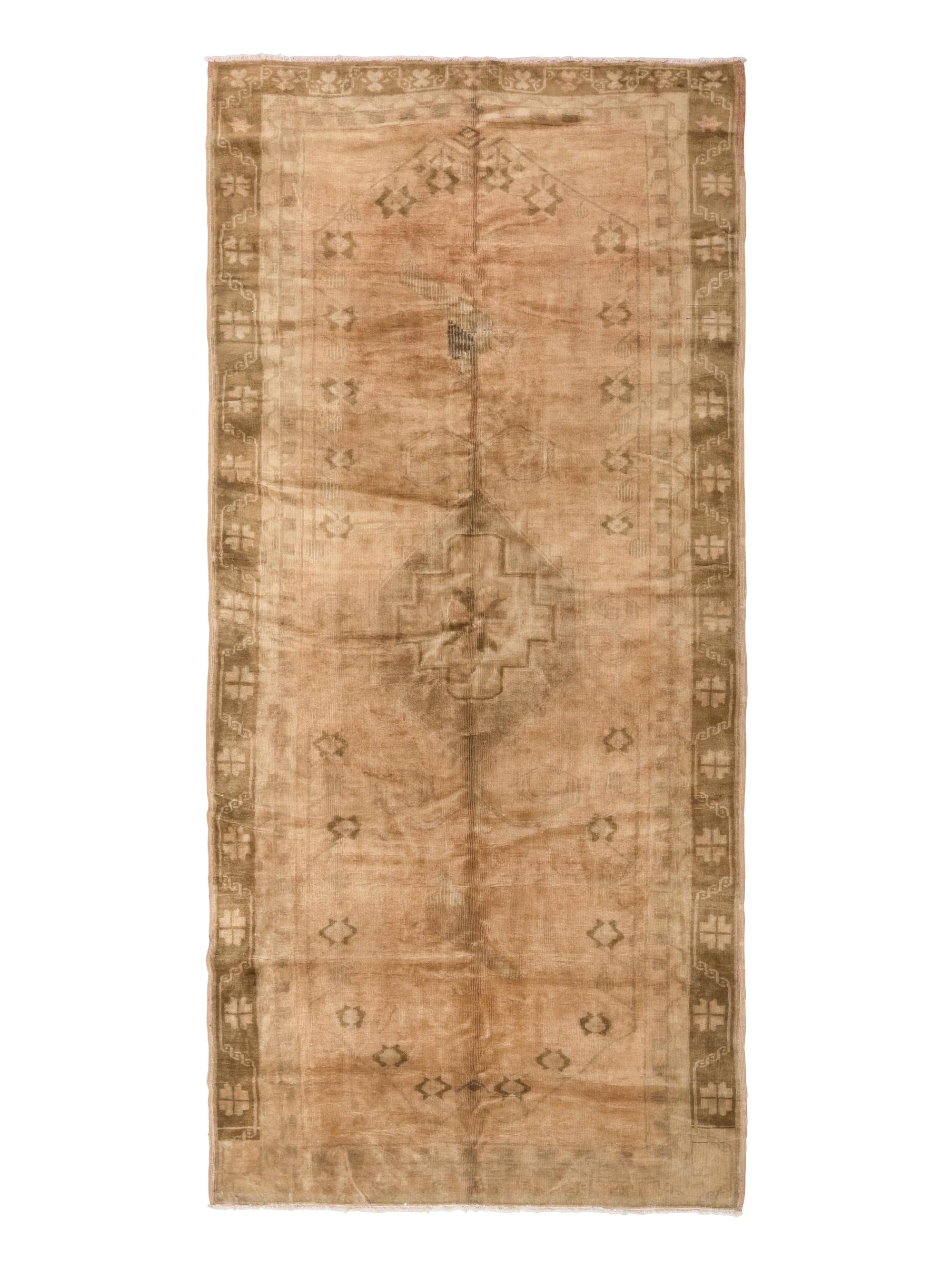 An Oushak "Corridor" Rug