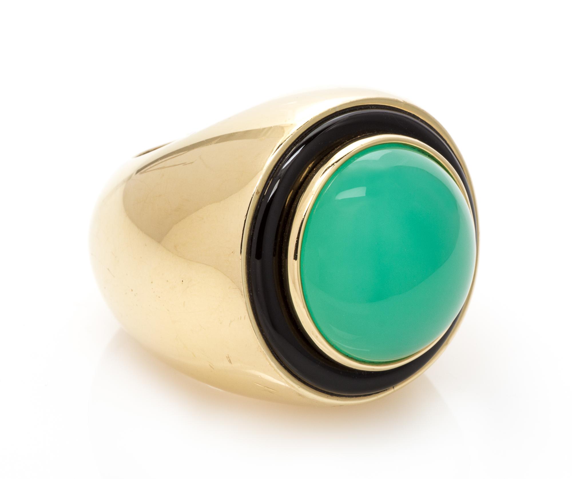 An 18k Yellow Gold, Chrysoprase and Onyx Ring, Italian, 31.30 dwts.