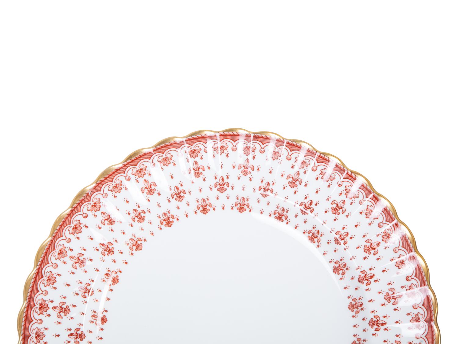 Twelve Spode Fleur de Lys Porcelain Dinner Plates — ENGLISH, 20TH CENTURY
