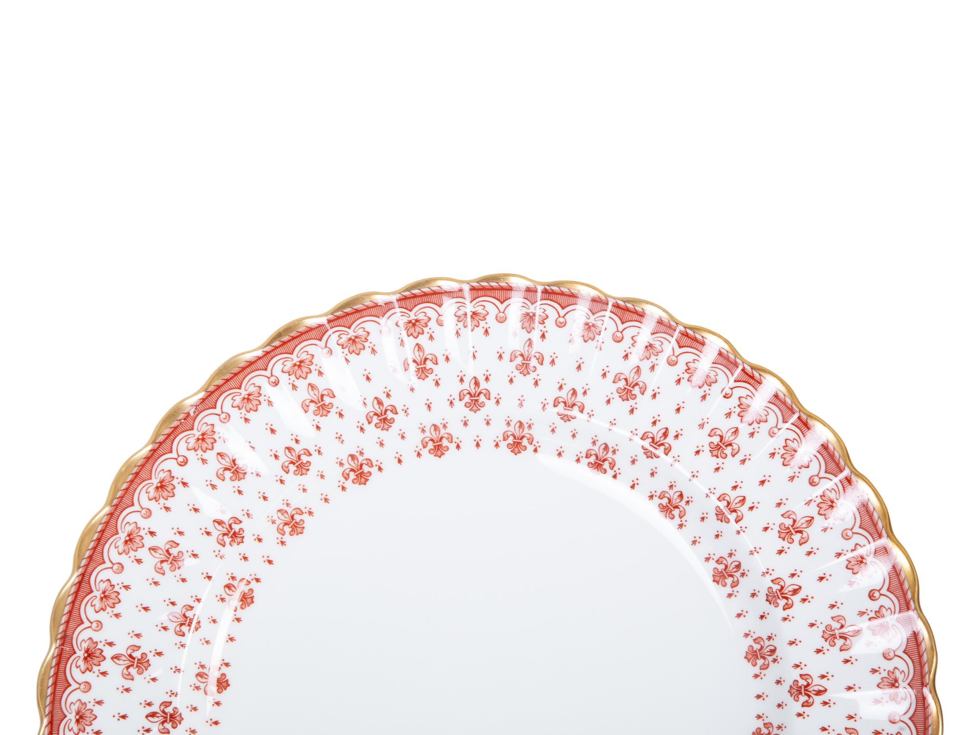 Twelve Spode Fleur de Lys Porcelain Dinner Plates — ENGLISH, 20TH CENTURY