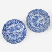An associated pair of Chinese blue and white porcelain chargers 青花瓷盘两件 或为一对 Kangxi period ? ??