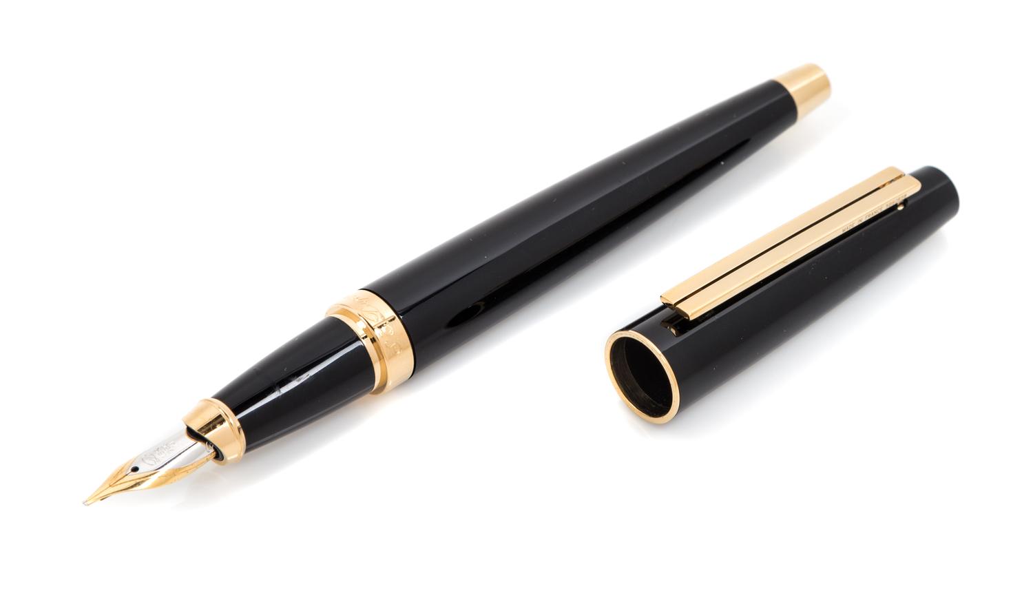 An S.T. Dupont Ellipsis: Composite Noir Fountain Pen